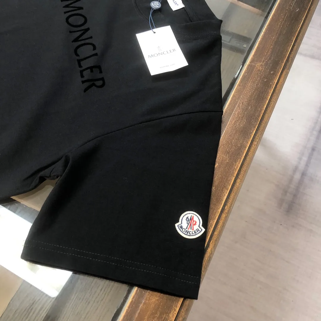P160 MONCLER 2025 new summer short-sleeved T-shirt 😍 The MONCLER brand has won the love of consumers with its exquisite craftsmanship and unique design. This new summer T-shirt shows the brand's personality with its three-dimensional letter flocking design. Customized fabrics make it more comfortable and breathable to wear, and the loose fit design is suitable for various body types, allowing you to feel cool and comfortable in the hot summer. This T-shirt is not only fashionable and beautiful, but also highly practical. It is an indispensable item in the summer wardrobe. Color: Black White Size: S M L XL (loose fit, please state your height and weight when placing an order)