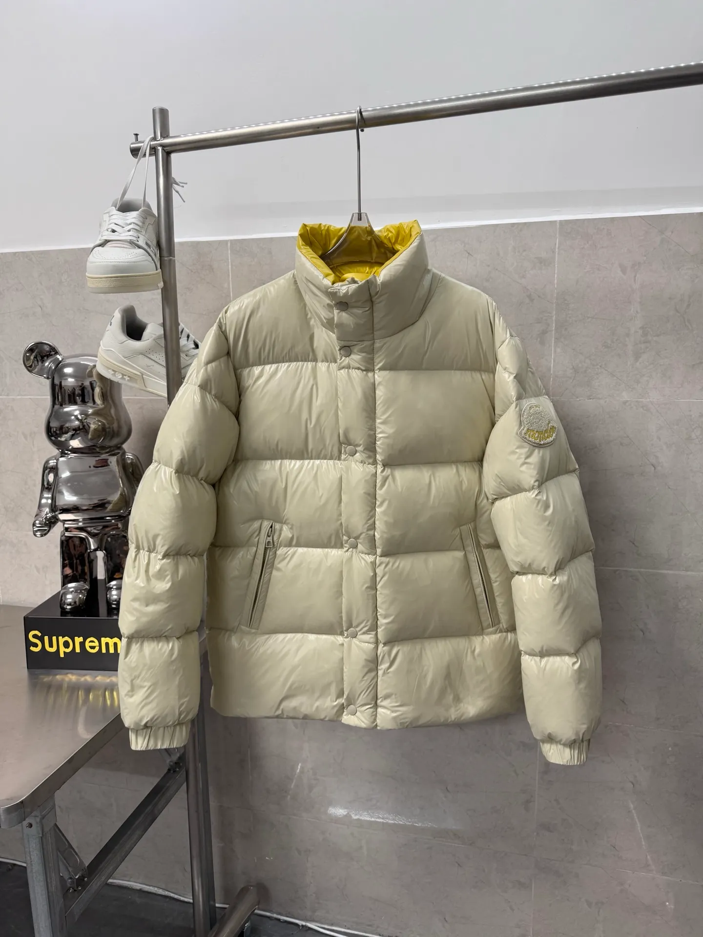 P920 Moncler's new Tripiti men's short down jacket. The Tripiti down jacket is made of functional glossy nylon fabric. It is comfortable and warm without being heavy. The chenille logo patch highlights the essence of the brand. Color: black white Size: 12345