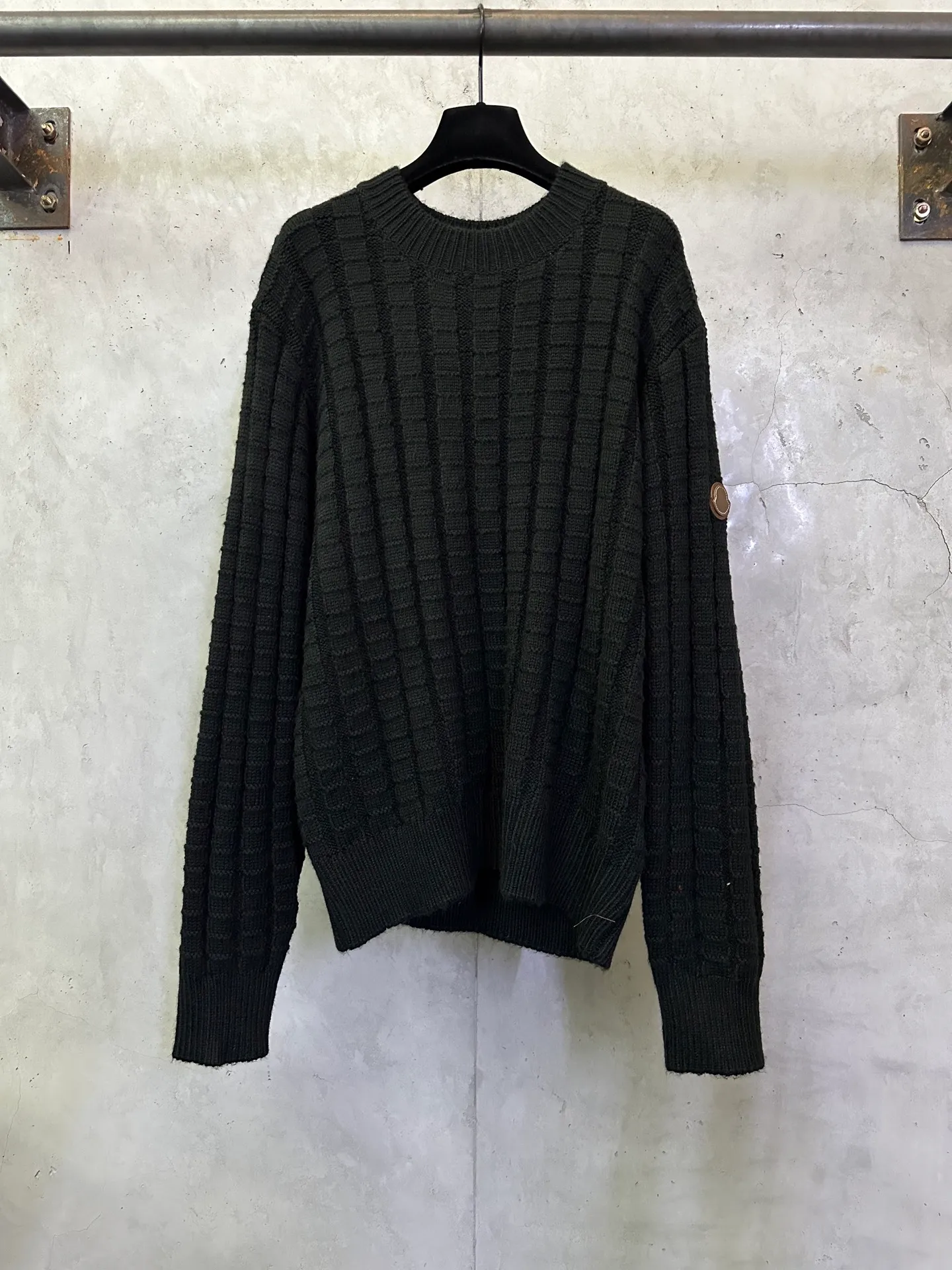 P470 Moncler embossed woven logo sweater Custom-woven engraved wool texture Soft and delicate Customized hardware Thread Accessories Matching version Same style for men and women -Color: Black Red -Size: S M L XL