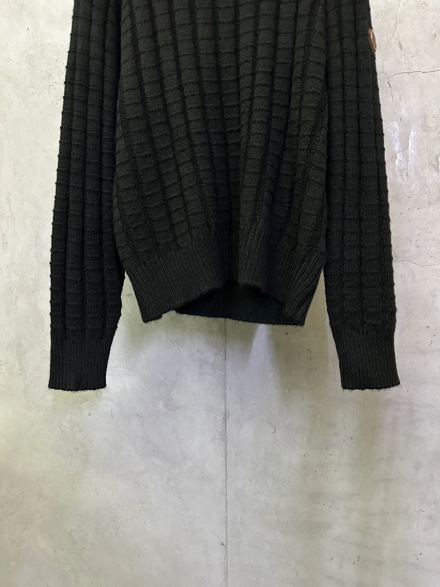 P470 Moncler embossed woven logo sweater Custom-woven engraved wool texture Soft and delicate Customized hardware Thread Accessories Matching version Same style for men and women -Color: Black Red -Size: S M L XL