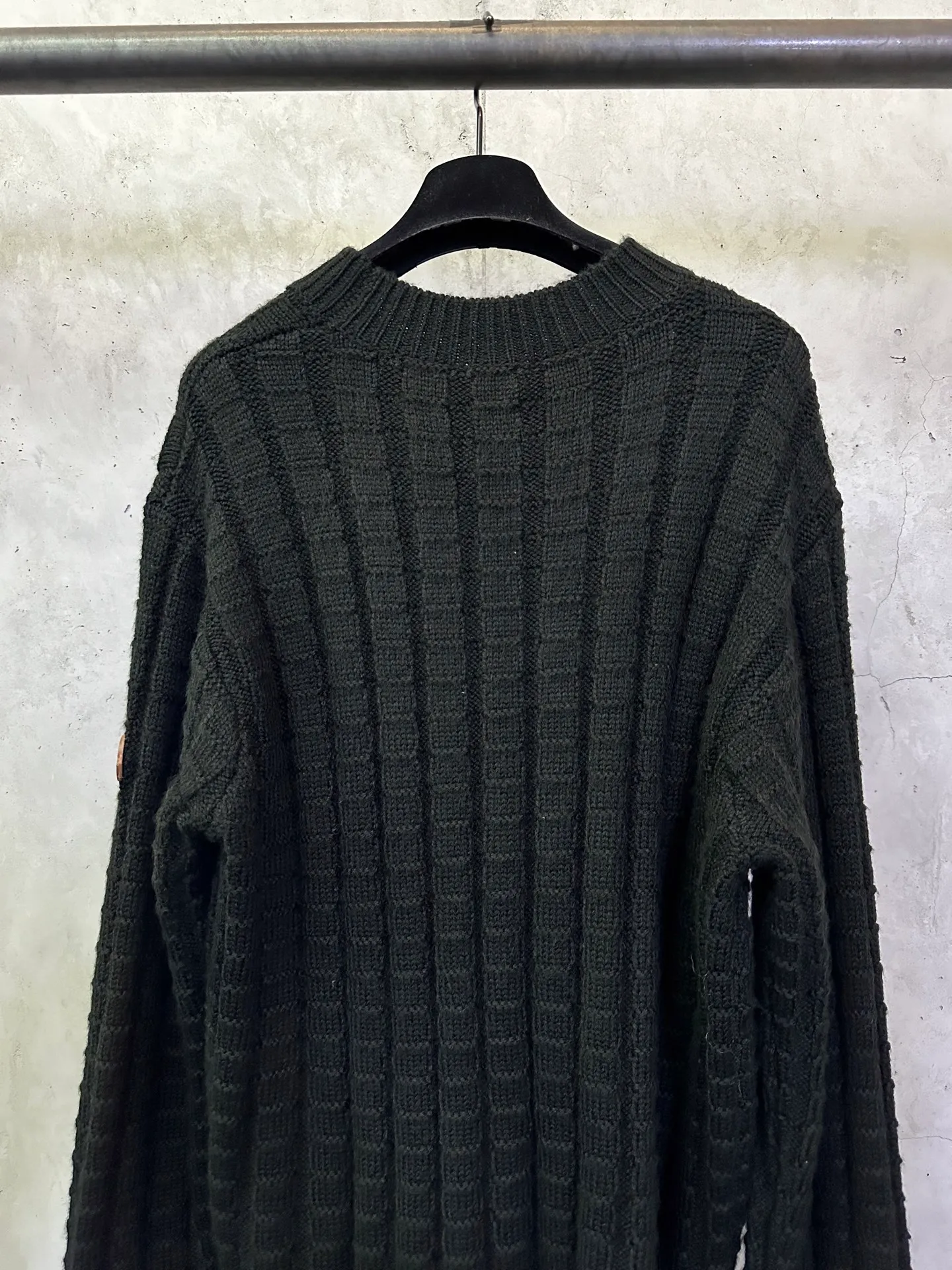 P470 Moncler embossed woven logo sweater Custom-woven engraved wool texture Soft and delicate Customized hardware Thread Accessories Matching version Same style for men and women -Color: Black Red -Size: S M L XL
