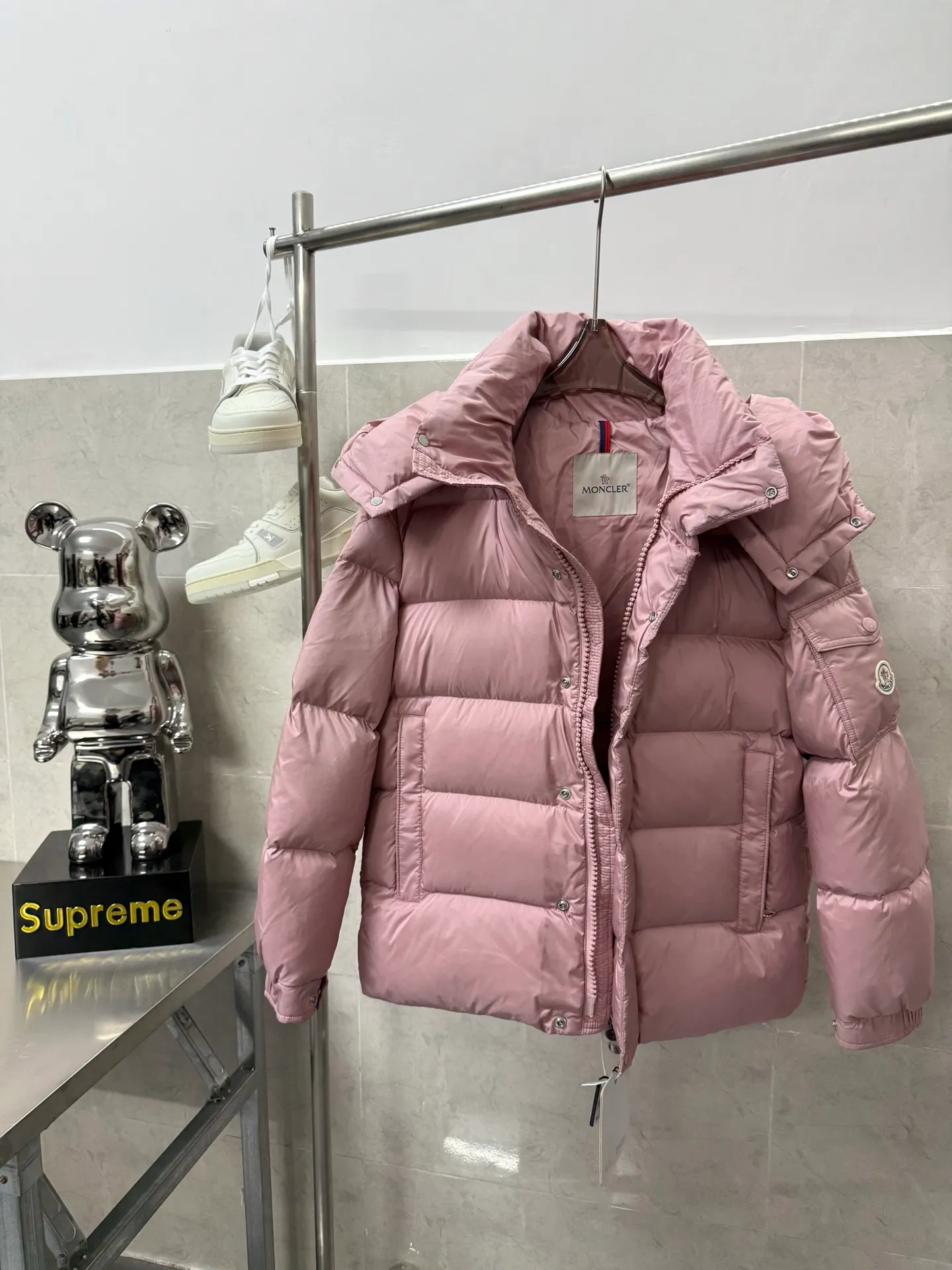 P820 ​​Moncler Mouth Matte Maya Short Down Jacket This short parka down jacket is made of longueSaion fabric. The garment is full of functional details to ensure warmth and care. Features removable hood, zip pockets, adjustable cuffs, and snap-zip flap fly. Logo embellished sleeves. It adds a unique touch to the overall shape while significantly improving the protective performance. Color: black, white, off-white, pearl white, pink. Size: 12345
