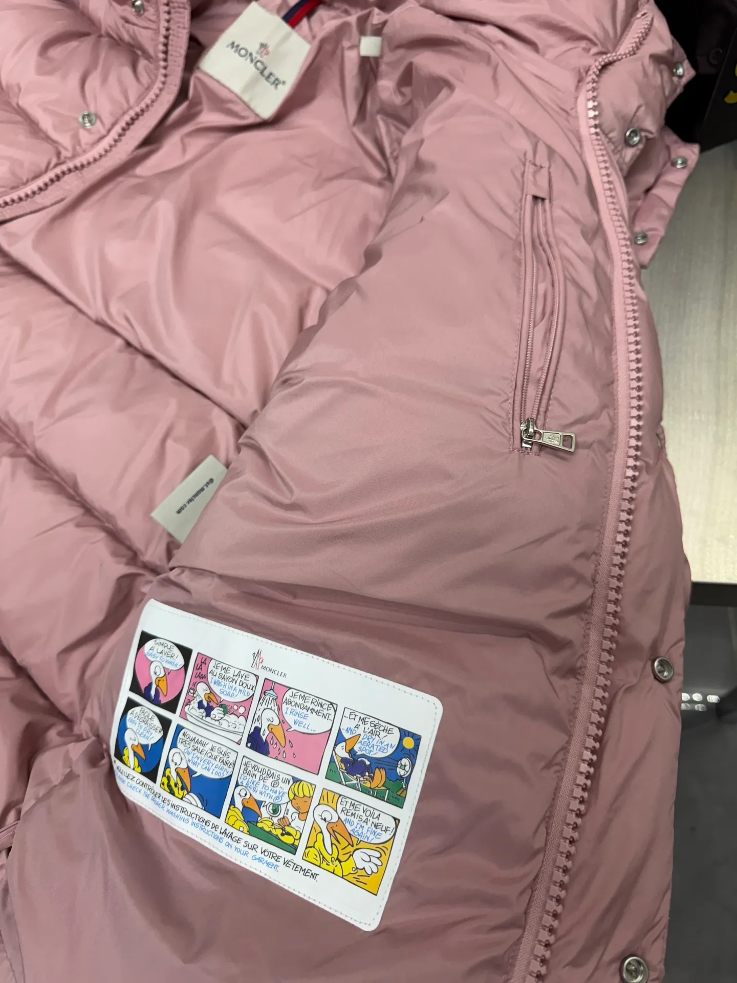 P820 ​​Moncler Mouth Matte Maya Short Down Jacket This short parka down jacket is made of longueSaion fabric. The garment is full of functional details to ensure warmth and care. Features removable hood, zip pockets, adjustable cuffs, and snap-zip flap fly. Logo embellished sleeves. It adds a unique touch to the overall shape while significantly improving the protective performance. Color: black, white, off-white, pearl white, pink. Size: 12345