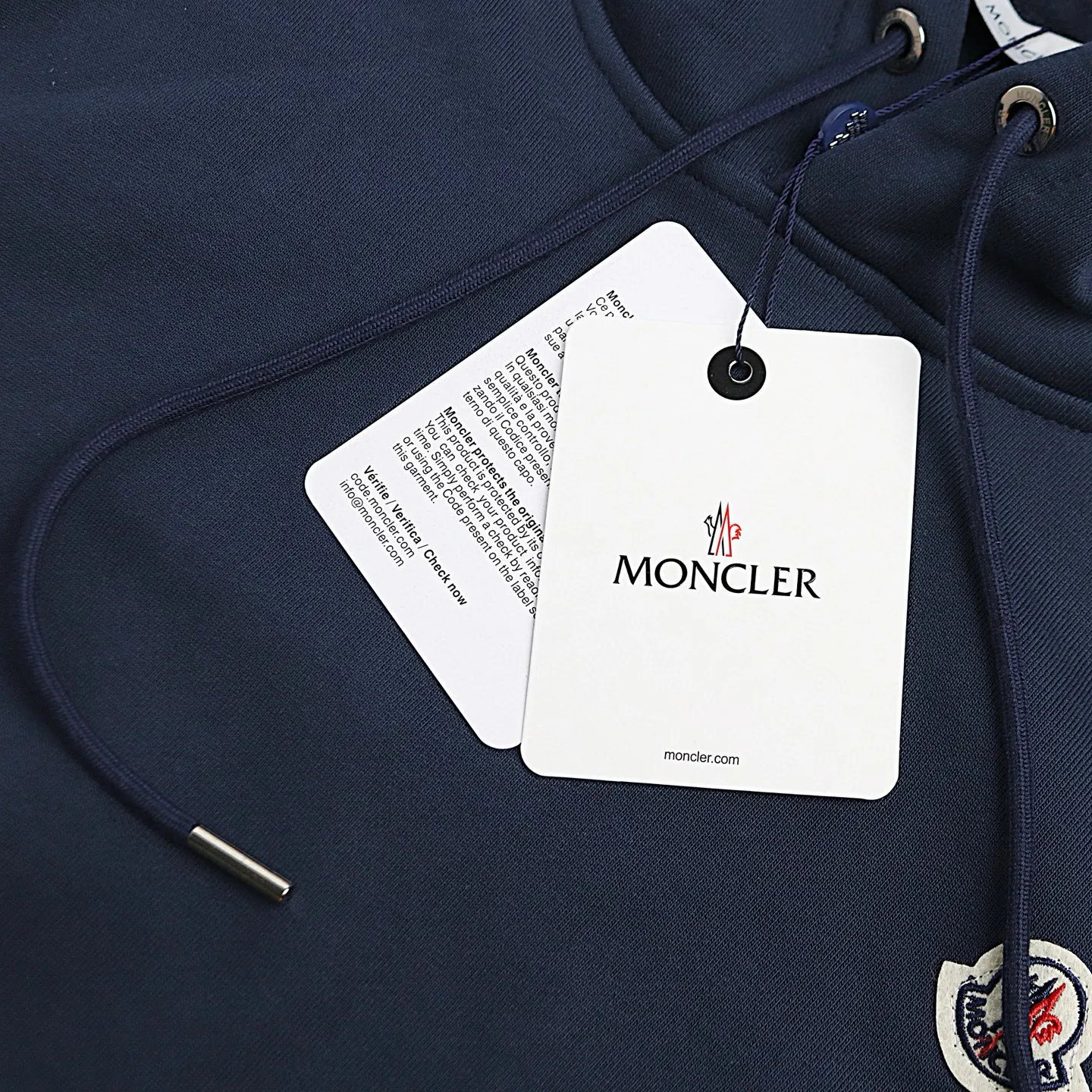 P228 Style number: 851 〈MONCLER〉Basic hooded sweatshirt for Mongolian mouth. The price of Mongolian sweatshirt is actually quite advantageous. Those who have been to the counters should know that the price of Mongolian hooded sweatshirt is not much cheaper than that of Gucci Burberry. It is just relatively low-key and unwilling to hype. It is a picture that you want to buy or not. The aloof existence... ✅Original custom-made with logo eyelets and hood ✅460g 100% cotton wool-eating fabric OS version is too big ✅Matched with the original high-weight double yarn thread ✅Correct three-needle and five-thread craftsmanship Chain edge Color: Black White Royal Blue Sky Blue Size S M L