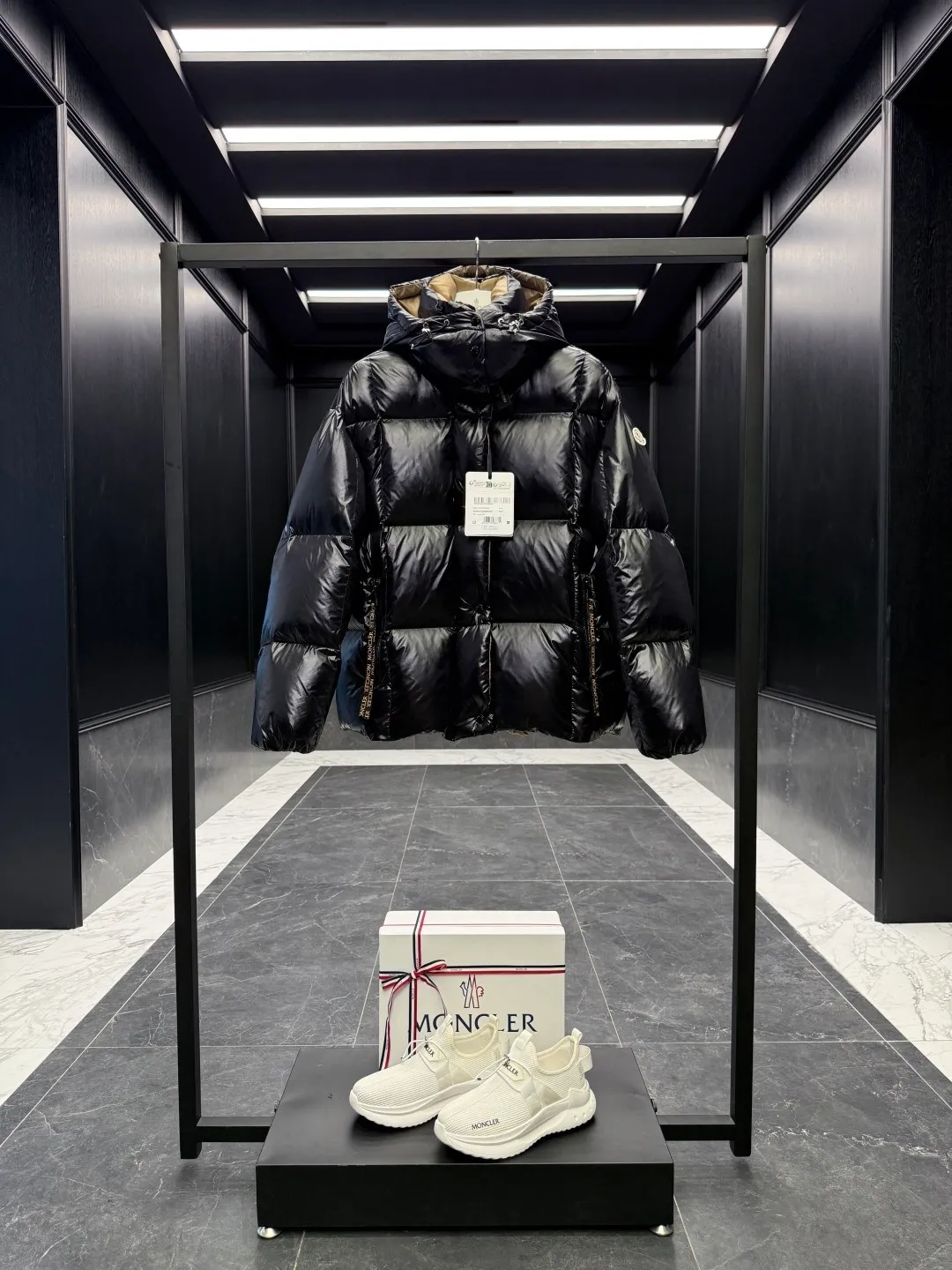 P760 moncler 🌟Co-branded down jacket. Original custom-made hardware accessories are all imported and original customization. Welcome to compare. Absolutely high quality. Use top-grade 90 white duck down. Super soft. Filled with fluffy and full feathers. Super heavy-duty. Fabric workmanship is perfect. Note that the fabric is super comfortable. Exclusive model. Non-market product. Size: 0123