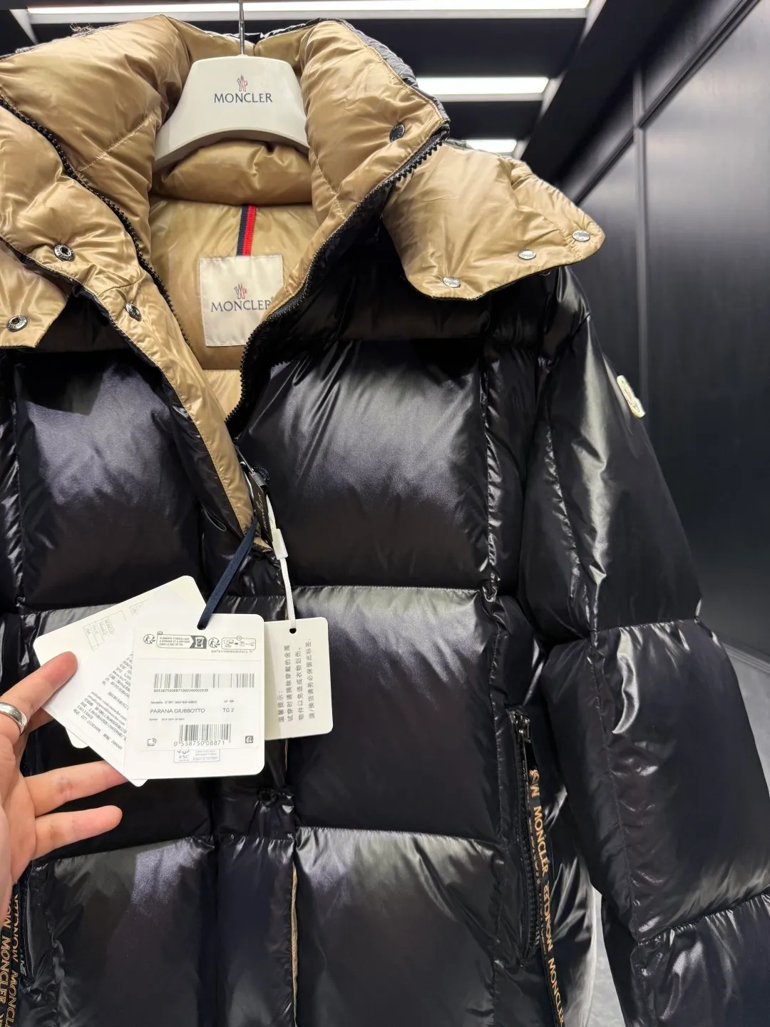 P760 moncler 🌟Co-branded down jacket. Original custom-made hardware accessories are all imported and original customization. Welcome to compare. Absolutely high quality. Use top-grade 90 white duck down. Super soft. Filled with fluffy and full feathers. Super heavy-duty. Fabric workmanship is perfect. Note that the fabric is super comfortable. Exclusive model. Non-market product. Size: 0123