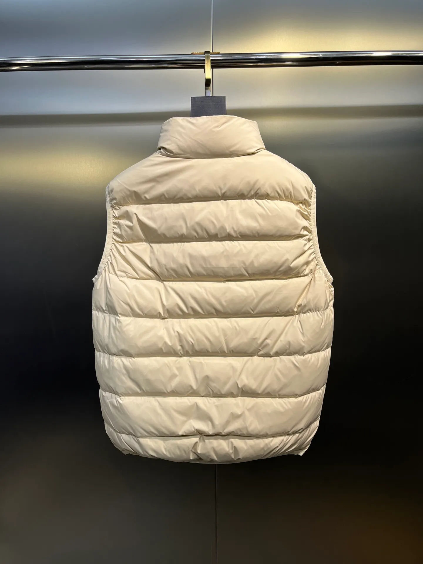 P700 Moncler Contrin🌟Men's Down Stand Collar Vest The Contrin men's down vest is specially designed for daily warmth, with simple and practical details. The Contrin down vest features a sleek, minimalist design with signature subtle details found throughout the men's collection. This basic thermal piece features a stand-up collar, zip pockets and subtle logo trim. This down vest is perfect for layering and can be easily matched with different looks, making it a wardrobe staple. Details size: 12345