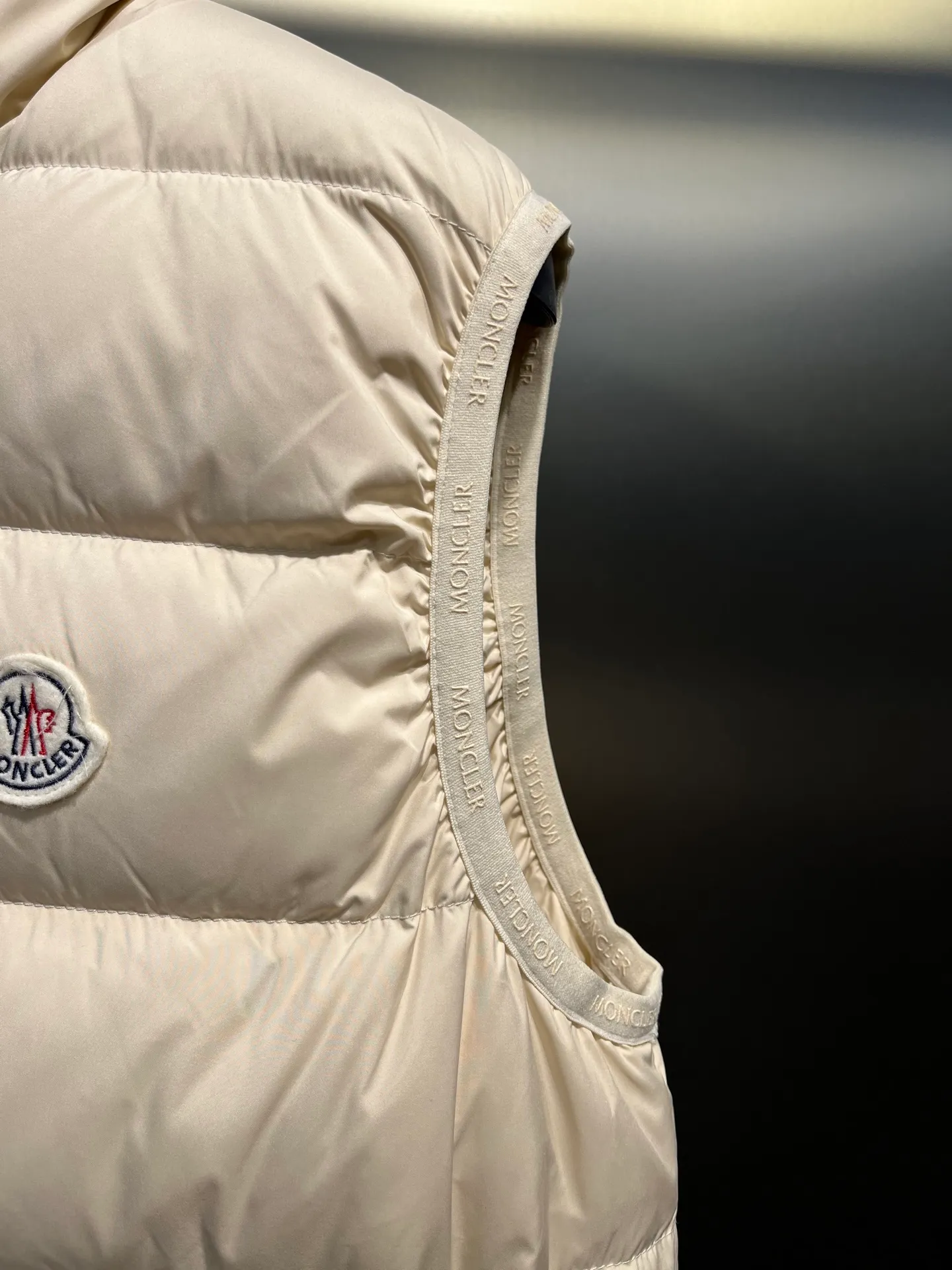 P700 Moncler Contrin🌟Men's Down Stand Collar Vest The Contrin men's down vest is specially designed for daily warmth, with simple and practical details. The Contrin down vest features a sleek, minimalist design with signature subtle details found throughout the men's collection. This basic thermal piece features a stand-up collar, zip pockets and subtle logo trim. This down vest is perfect for layering and can be easily matched with different looks, making it a wardrobe staple. Details size: 12345