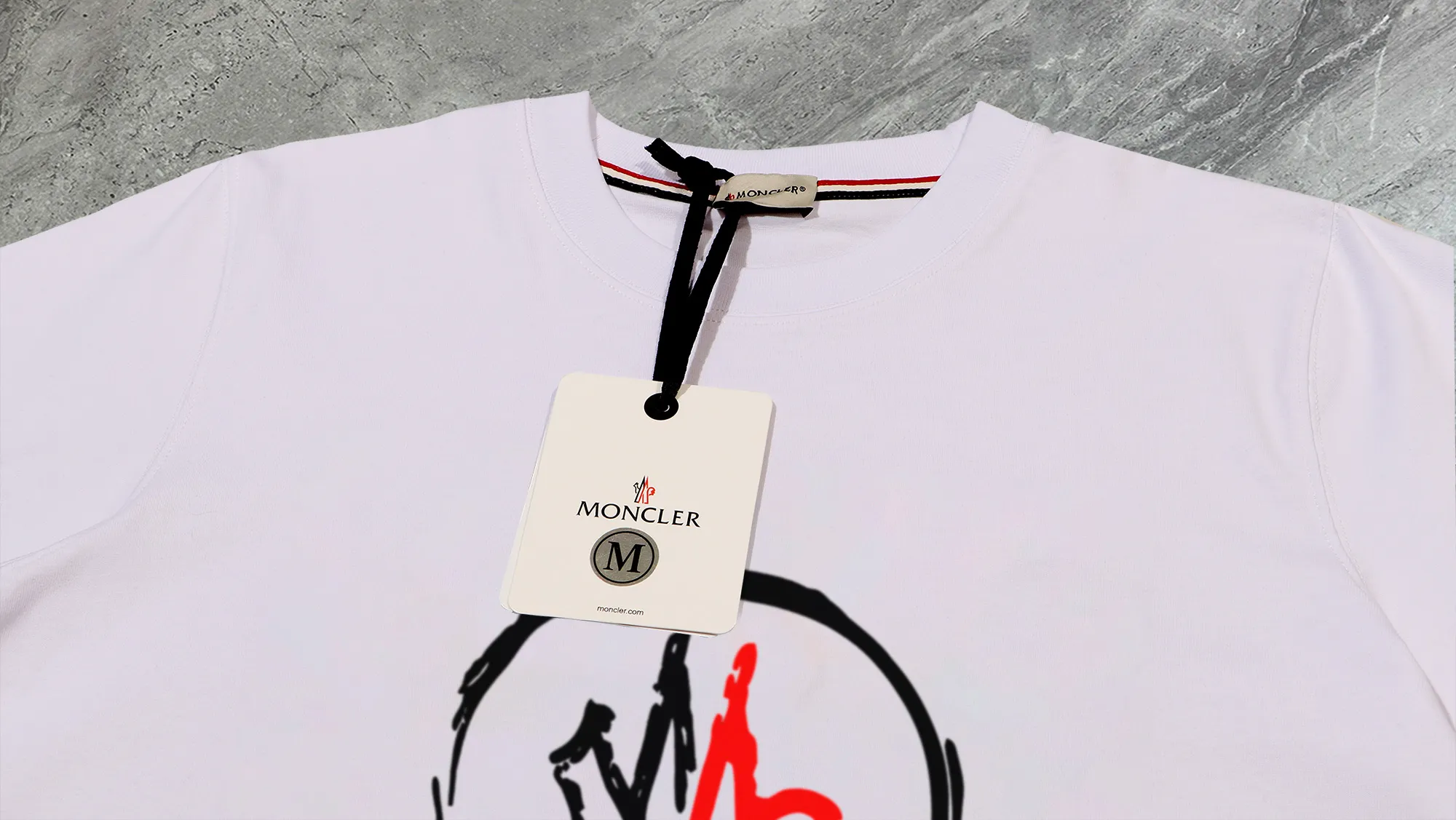 P210 High-version sweatshirt) [Long-term stock] 〖𝐌𝐎𝐍𝐂𝐋𝐄𝐑~Mask〗 Made of 440g heavy-weight fabric. It is different from the market currency. It can be matched with any variety and is properly handsome. 😎The whole dress is made of double waistcoats. The double waistcoats make the whole dress more three-dimensional. Not ordinary factories can do such fine work. 2025 Spring runway version of the T stage, on sale at the counter, round neck terry sweatshirt, high-end double-strand pure cotton, custom-made stretch ribs, dyed in the same vat, complete with three standards, matched with exquisite embroidered LOGO on the chest, simple and advanced, same style for men and women. Color: black, apricot, white, size: S M L XL 2XL