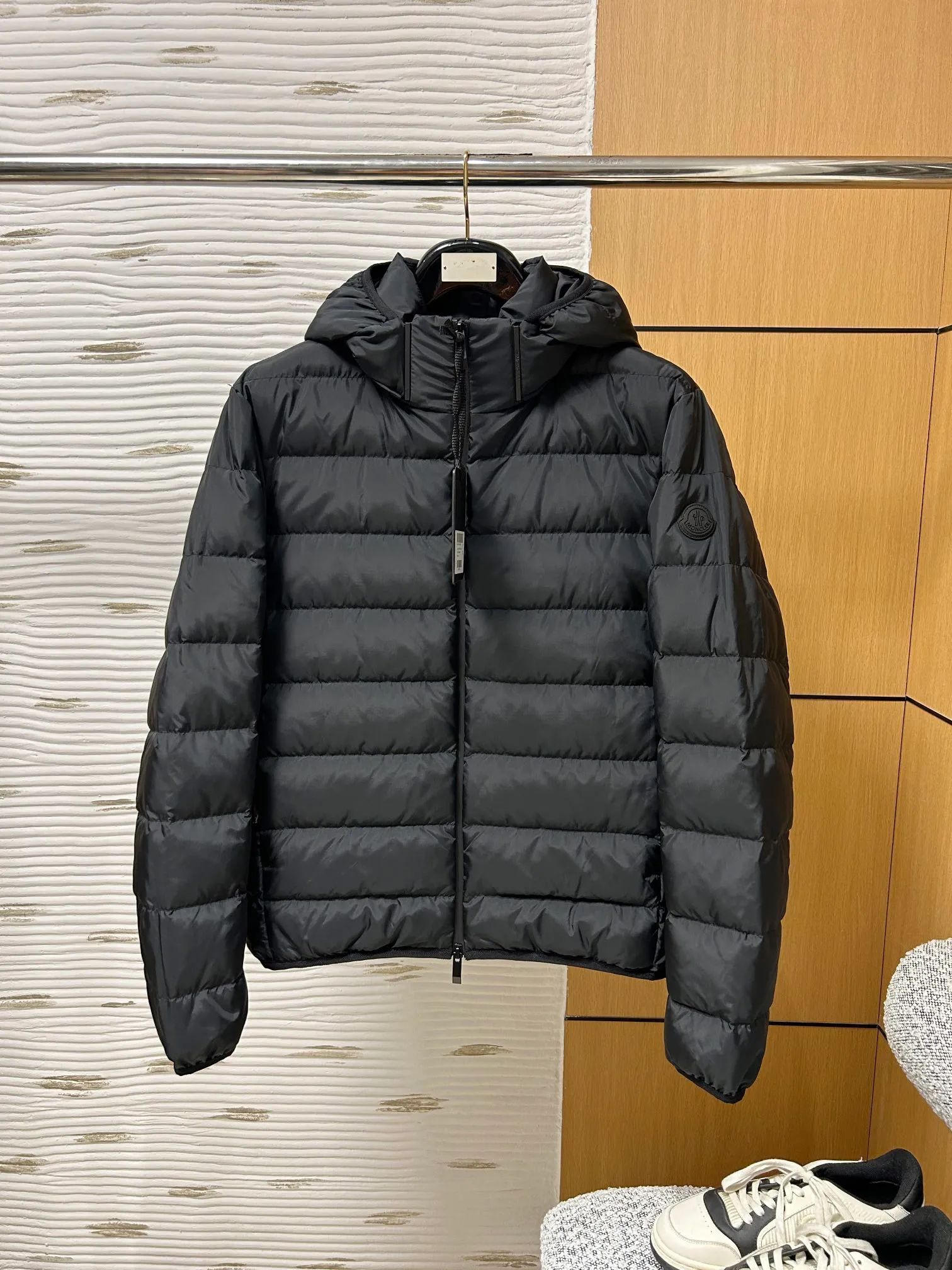 P880 Moncler 2024 early autumn new product Jeluz men's short down jacket has become the focus of the fashion industry with its unique design and excellent quality. This jacket features a detachable hood design, which provides the wearer with more matching options and also increases practicality. The jacket is filled with 90 goose down, which has excellent thermal insulation properties and is very light and will not put a heavy burden on the wearer. This makes it perfect for business trips and other occasions, as it can keep you warm while showing off the wearer’s mature demeanor! 1-5