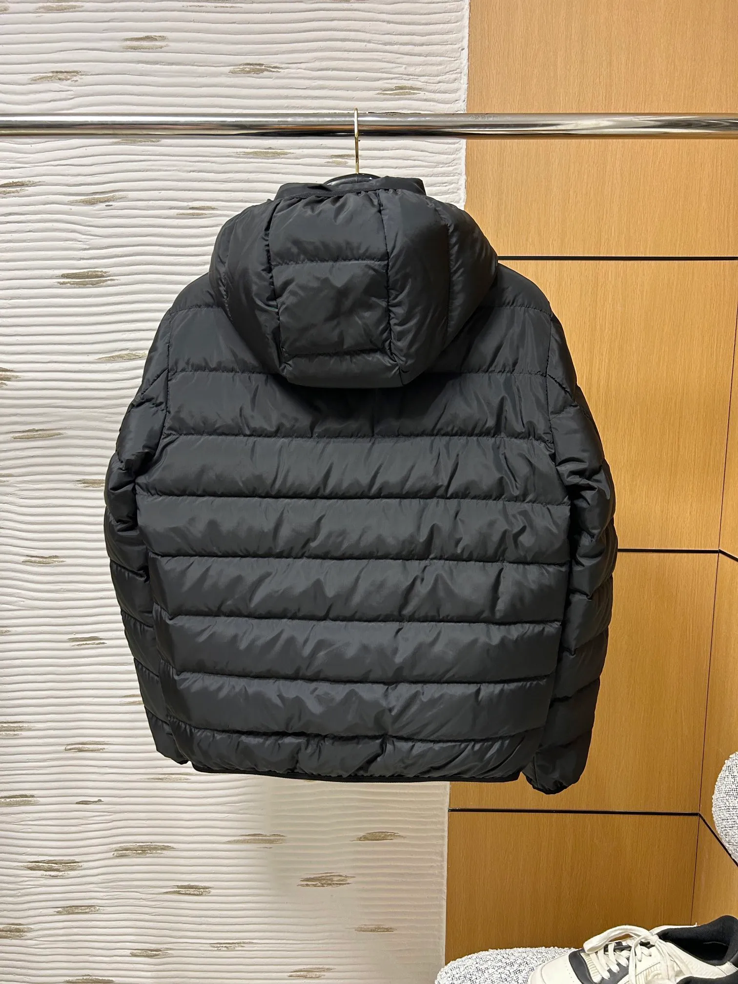 P880 Moncler 2024 early autumn new product Jeluz men's short down jacket has become the focus of the fashion industry with its unique design and excellent quality. This jacket features a detachable hood design, which provides the wearer with more matching options and also increases practicality. The jacket is filled with 90 goose down, which has excellent thermal insulation properties and is very light and will not put a heavy burden on the wearer. This makes it perfect for business trips and other occasions, as it can keep you warm while showing off the wearer’s mature demeanor! 1-5