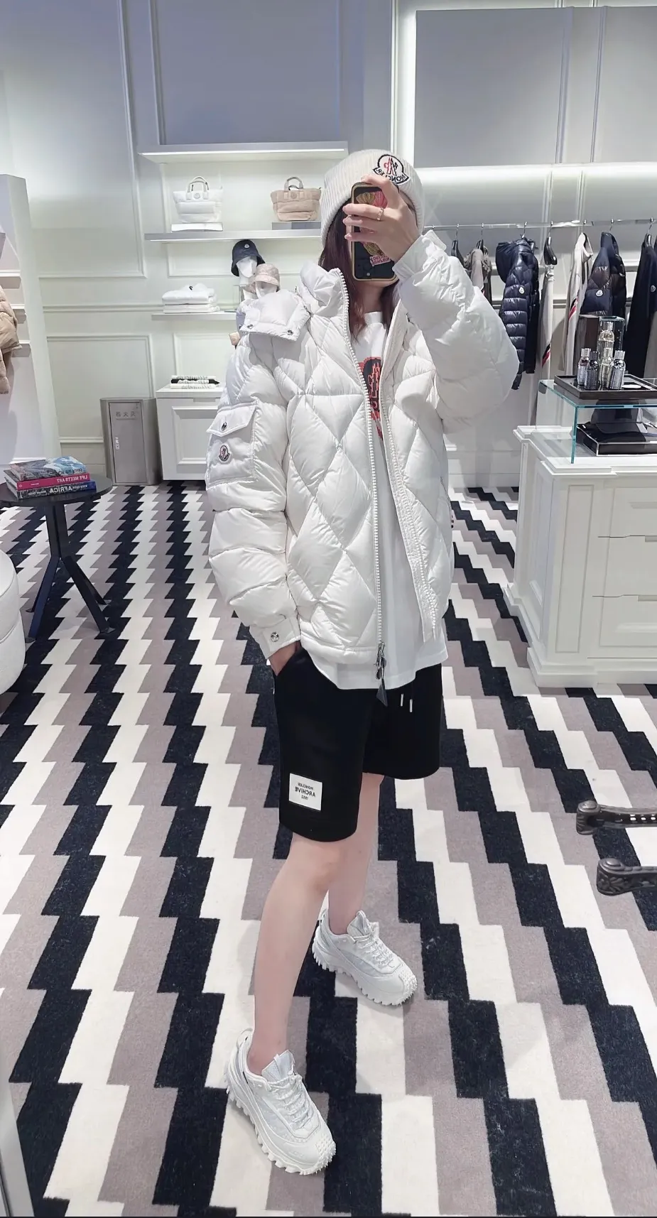 P840 Chiped Premium Down Moncler Averole Short Men's Diamond Check Down Jacket Jacket. Premium goose down filling. Original matching hardware. The Averole Men's Short Down Jacket features an eye-catching stitching pattern that combines diamond quilted yoke and long square quilted body. The Averole Men's Short Down Jacket features an eye-catching stitching pattern, diamond-quilted yoke and long checkered quilting throughout. Made from stretch nylon and features a removable hood, pockets and two-way zip fly. Details •Made from stretch nylon fabric •Stretch nylon lining •Down filling •Detachable and adjustable hood with press studs and drawstring •Diamond quilted yoke •Zip closure •Zip pockets •Adjustable cuffs with press studs •Fleece felt logo Size: 1-5 Black White