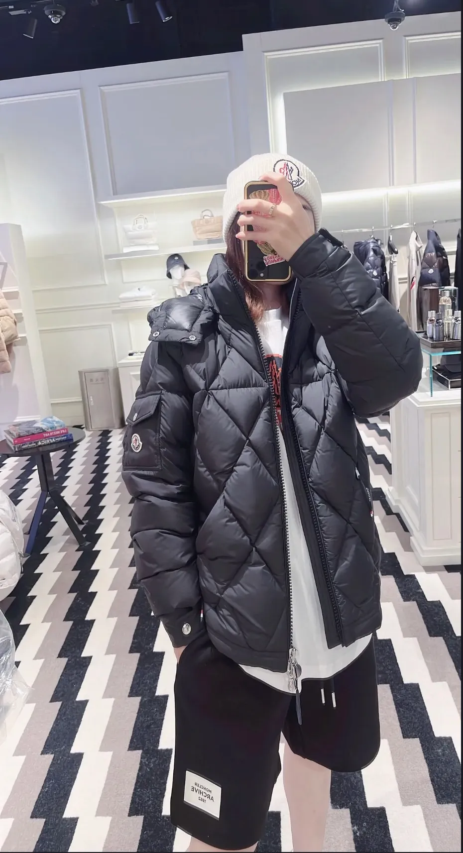 P840 Chiped Premium Down Moncler Averole Short Men's Diamond Check Down Jacket Jacket. Premium goose down filling. Original matching hardware. The Averole Men's Short Down Jacket features an eye-catching stitching pattern that combines diamond quilted yoke and long square quilted body. The Averole Men's Short Down Jacket features an eye-catching stitching pattern, diamond-quilted yoke and long checkered quilting throughout. Made from stretch nylon and features a removable hood, pockets and two-way zip fly. Details •Made from stretch nylon fabric •Stretch nylon lining •Down filling •Detachable and adjustable hood with press studs and drawstring •Diamond quilted yoke •Zip closure •Zip pockets •Adjustable cuffs with press studs •Fleece felt logo Size: 1-5 Black White