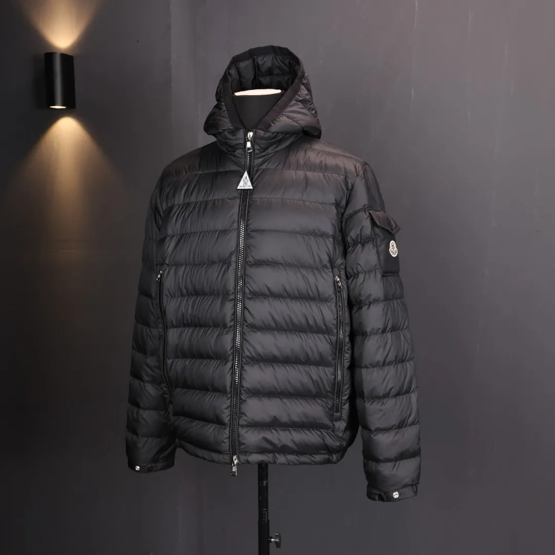 P800 Moncler matte rib down jacket Moncler's classic matte rib down jacket, with its iconic vertical quilting design, is light and warm! It is filled with high-quality goose down and has a matte water-repellent nylon outer layer. It is both fashionable and practical. The hooded design + zipper pocket is suitable for daily commuting or outdoor use, and can easily cope with low temperatures in winter.