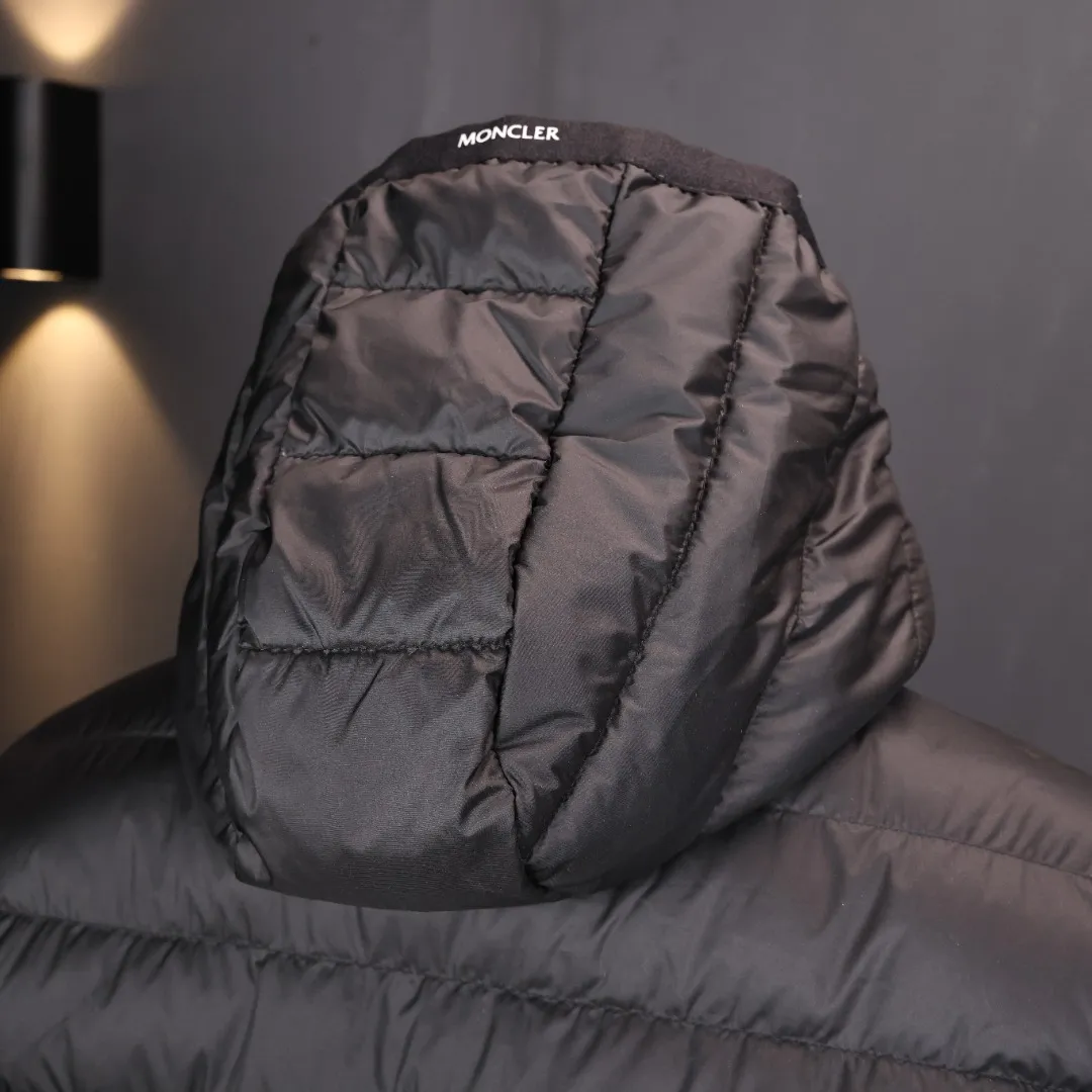 P800 Moncler matte rib down jacket Moncler's classic matte rib down jacket, with its iconic vertical quilting design, is light and warm! It is filled with high-quality goose down and has a matte water-repellent nylon outer layer. It is both fashionable and practical. The hooded design + zipper pocket is suitable for daily commuting or outdoor use, and can easily cope with low temperatures in winter.