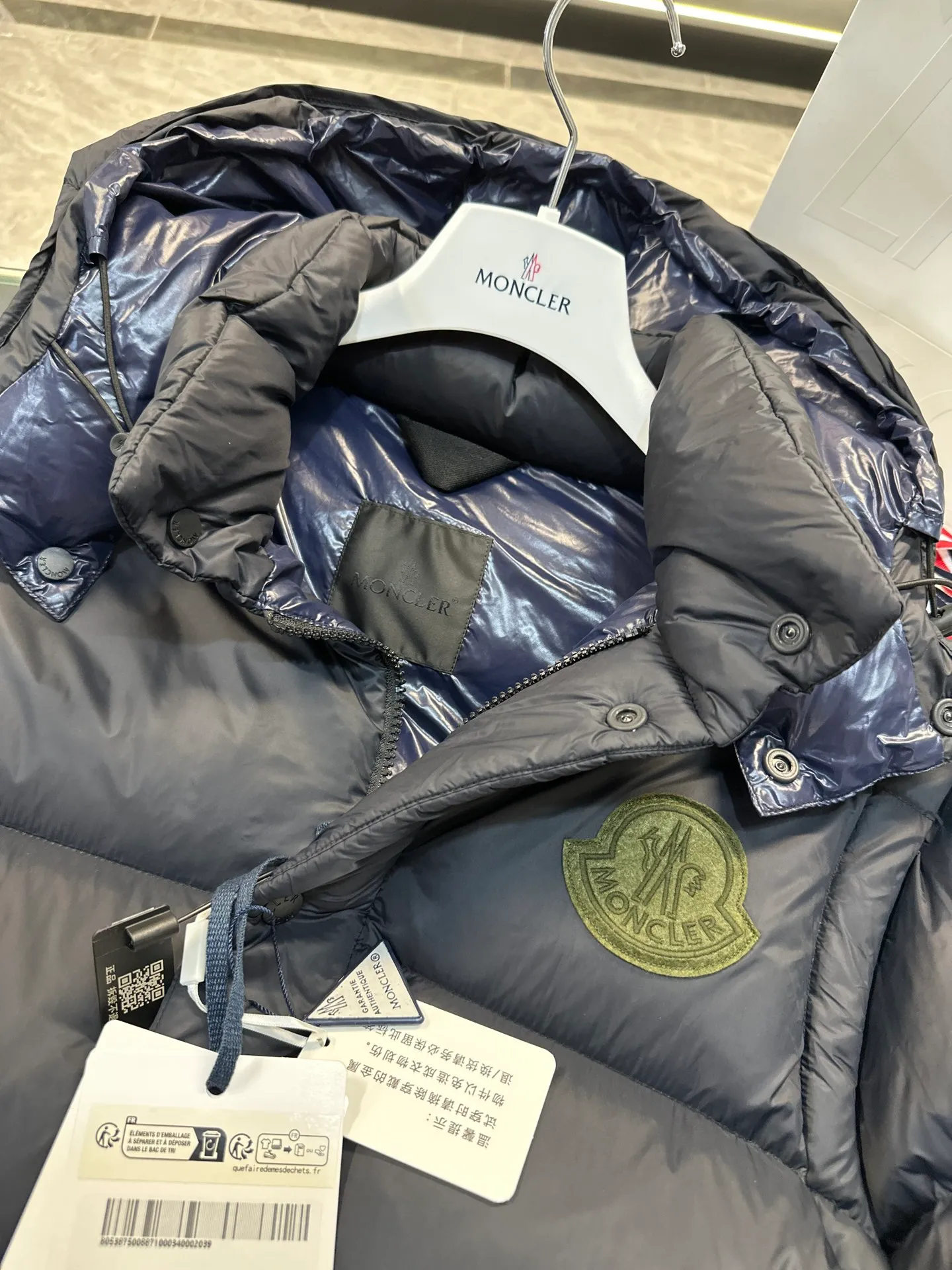 Moncler Cyclone 2-in-1 down jacket. Real-life video display. One piece of clothing can be worn in multiple ways. More details are displayed. P860