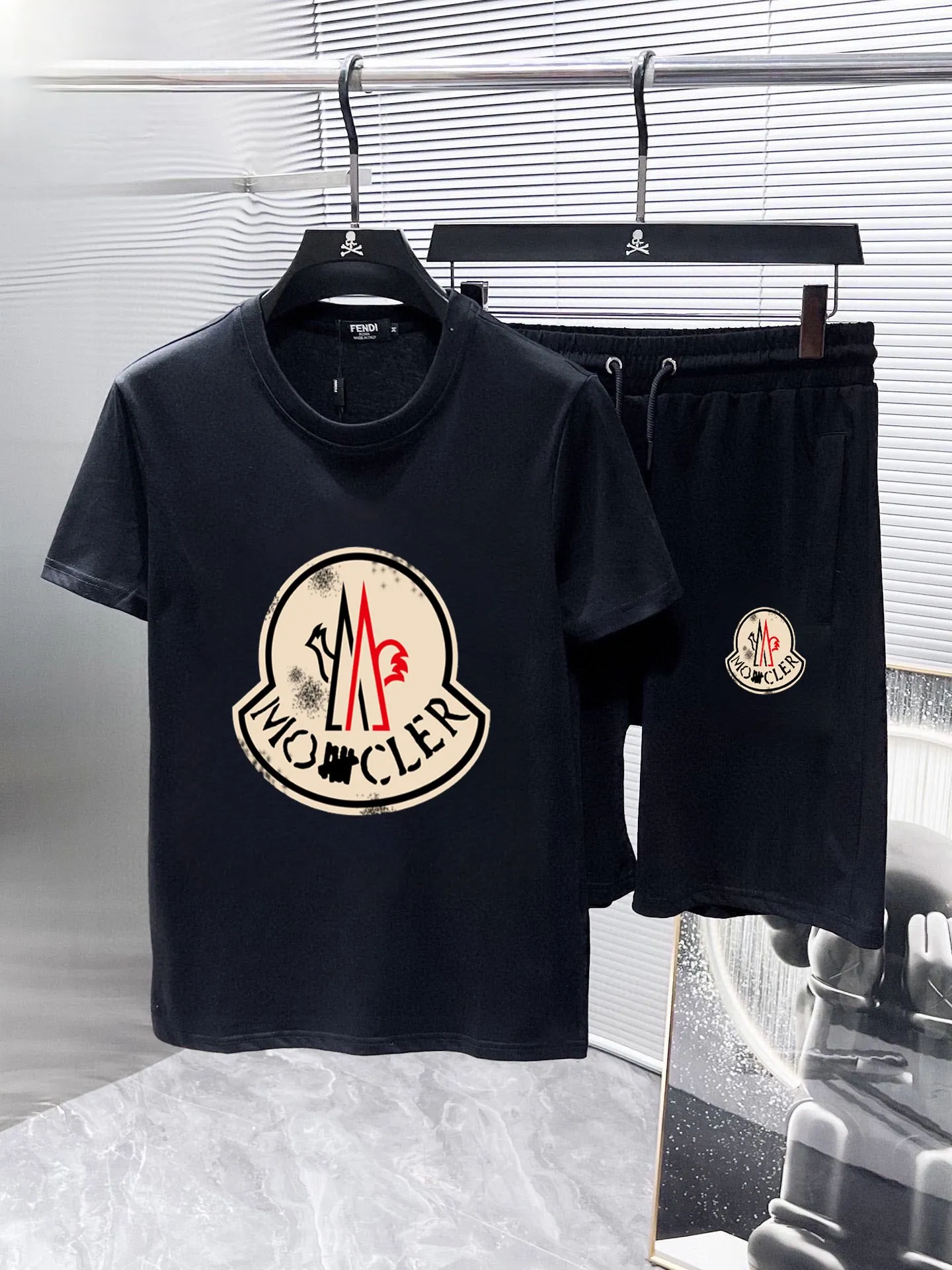 P290 💰 Brand [MONCLER] 2025 new men’s short-sleeved shorts suit! Synchronous sales on the official website! High-end version on the market! It feels delicate and soft! Make you more comfortable to wear! The draped silhouette is awesome! Size: M-5XL (please state your height and weight when placing an order)
