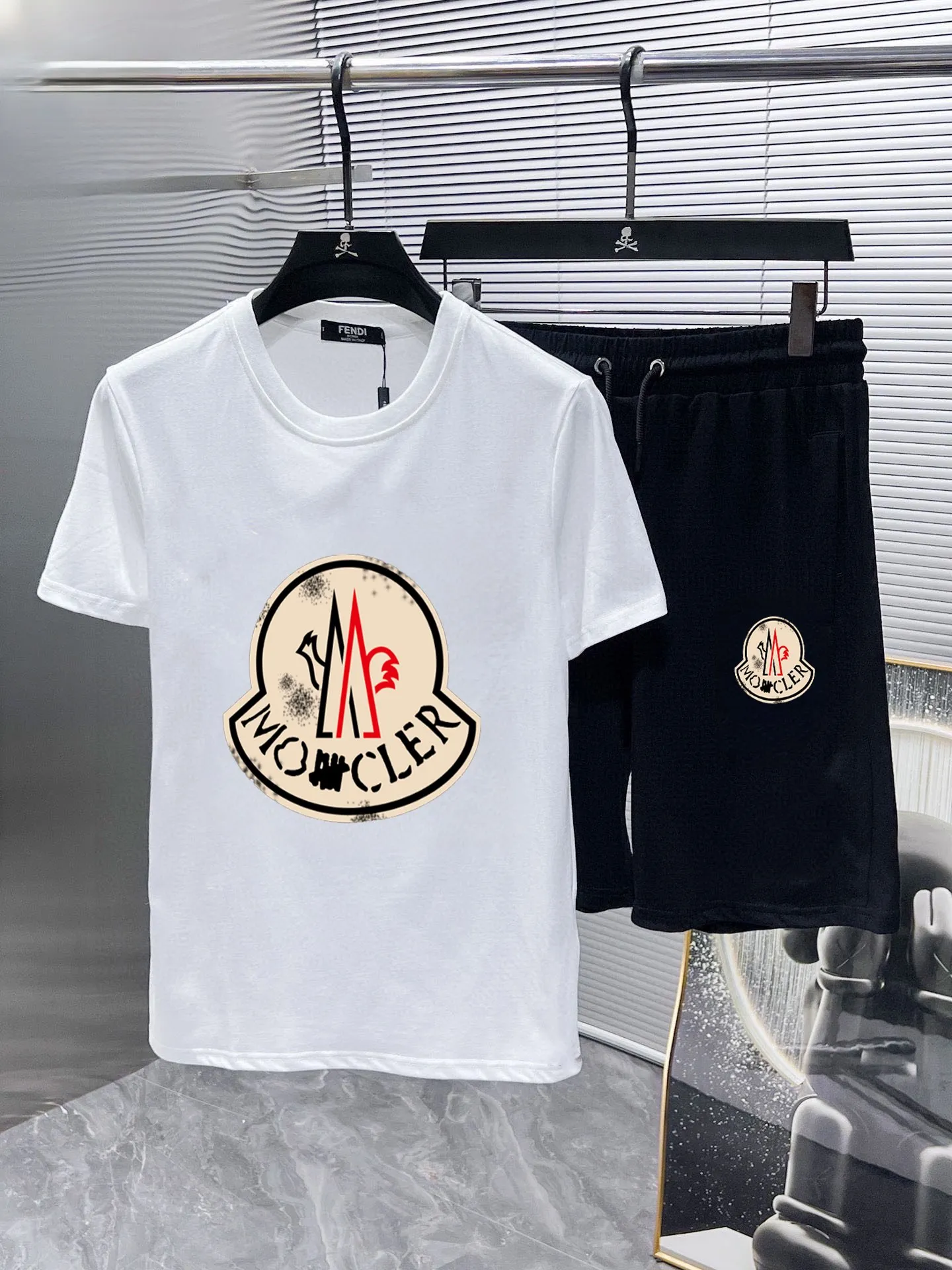 P290 💰 Brand [MONCLER] 2025 new men’s short-sleeved shorts suit! Synchronous sales on the official website! High-end version on the market! It feels delicate and soft! Make you more comfortable to wear! The draped silhouette is awesome! Size: M-5XL (please state your height and weight when placing an order)