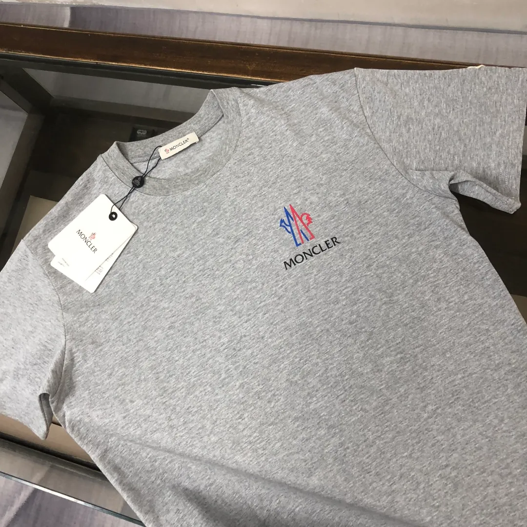 P160 MONCLER 2025 latest couple style round neck short-sleeved couple T-shirt, new spring and summer product, high quality 🔥🔥Three-dimensional logo letter logo printing technology on the chest! Fashionable and versatile trendy styles, customized imported fabrics! Comfortable to wear, breathable, fashionable without losing personality, the upper body is casual and casual, handsome and stylish, showing the temperament of a big brand. All three standards are complete! ! Color: Black White Gray Navy Size: S M L XL (Loose fit, please state your height and weight when placing an order)