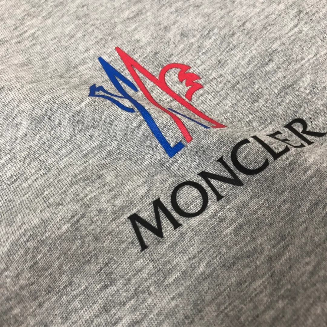 P160 MONCLER 2025 latest couple style round neck short-sleeved couple T-shirt, new spring and summer product, high quality 🔥🔥Three-dimensional logo letter logo printing technology on the chest! Fashionable and versatile trendy styles, customized imported fabrics! Comfortable to wear, breathable, fashionable without losing personality, the upper body is casual and casual, handsome and stylish, showing the temperament of a big brand. All three standards are complete! ! Color: Black White Gray Navy Size: S M L XL (Loose fit, please state your height and weight when placing an order)