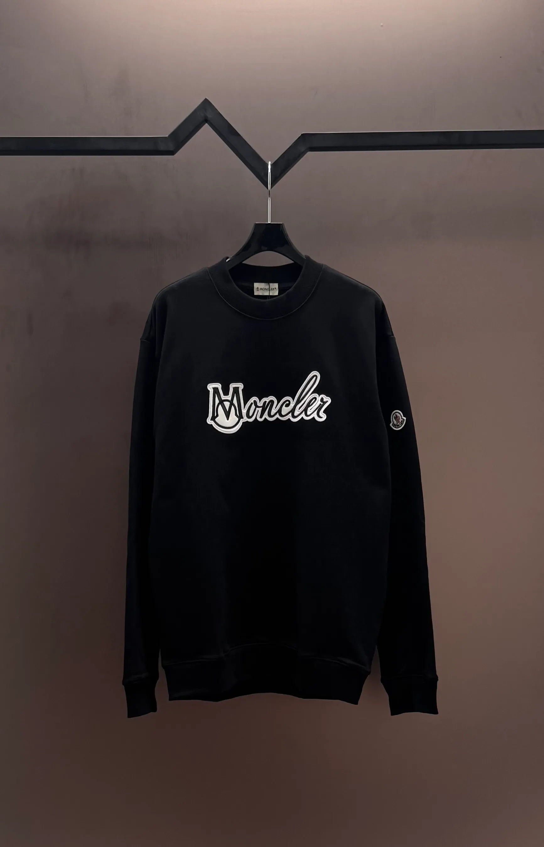 P250 MONCLER masked puppy embroidered sleeves small label round neck sweatshirt Made of 460g terry fabric with clear line routing Original order customization 1:1 smooth and delicate lines Better texture Not easy to deform Not easy to shrink Not easy to fade Maintain long-lasting beauty Color Black White Size S-XL