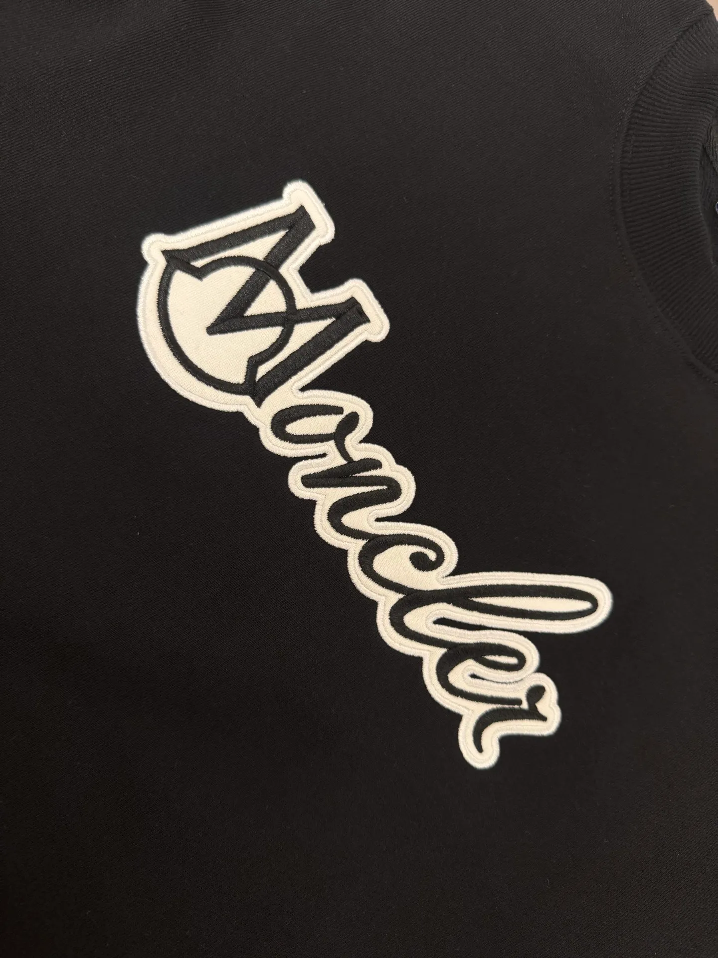 P250 MONCLER masked puppy embroidered sleeves small label round neck sweatshirt Made of 460g terry fabric with clear line routing Original order customization 1:1 smooth and delicate lines Better texture Not easy to deform Not easy to shrink Not easy to fade Maintain long-lasting beauty Color Black White Size S-XL