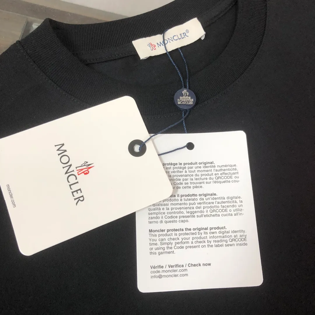 P160 MONCLER 2025 latest couple style round neck short-sleeved couple T-shirt, new spring and summer product, high quality 🔥🔥Three-dimensional logo letter logo printing technology on the chest! Fashionable and versatile trendy styles, customized imported fabrics! Comfortable to wear, breathable, fashionable without losing personality, the upper body is casual and casual, handsome and stylish, showing the temperament of a big brand. All three standards are complete! ! Color: black, white, sky blue, dark gray Size: S M L XL (loose fit, please state your height and weight when placing an order)