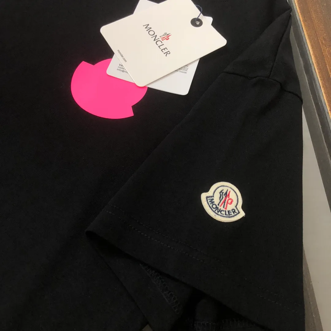 P160 MONCLER 2025 latest couple style round neck short-sleeved couple T-shirt, new spring and summer product, high quality 🔥🔥Three-dimensional logo letter logo printing technology on the chest! Fashionable and versatile trendy styles, customized imported fabrics! Comfortable to wear, breathable, fashionable without losing personality, the upper body is casual and casual, handsome and stylish, showing the temperament of a big brand. All three standards are complete! ! Color: black, white, sky blue, dark gray Size: S M L XL (loose fit, please state your height and weight when placing an order)