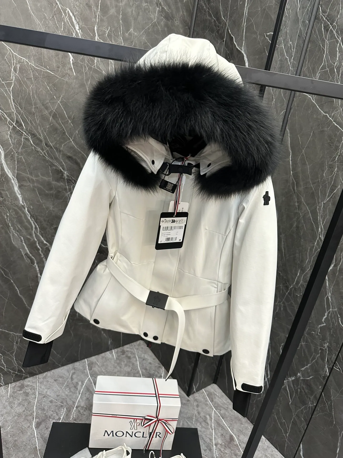 P1260 Special down ⬆️Moncler Grenble Laplance (channel selection) high-end women's down ski jacket, ski fur high-end series Laplance women's down ski jacket is specially designed for alpine skiing, which can keep you warm on the slopes. The Laplance women's ski jacket is made of polyester and covered with GORE-TEX membrane for excellent wind protection. Sleek and feminine, it has a belt that accentuates the silhouette, and the hood's fur trim is removable in case of rain or snow. Featuring zippers, ski pass pockets and avalanche reflectors, this down jacket is a mountain staple.  •Breathable •Insulated •Windproof •Designed for alpine skiing •Made from double-layer plain weave Gore-Tex Infinium™ fabric •Nylon lining •Down filled •Heat-sealed seams •Elastic drawstring hood with removable fur trim •YKK® Aquaguard zipper •Front windshield accent strap •Elastic knit wrist guards •Ski pass pocket •Invisible Recco® reflectors •Adjustment tabs at cuffs •Black silicone logo Size: 0-3.
