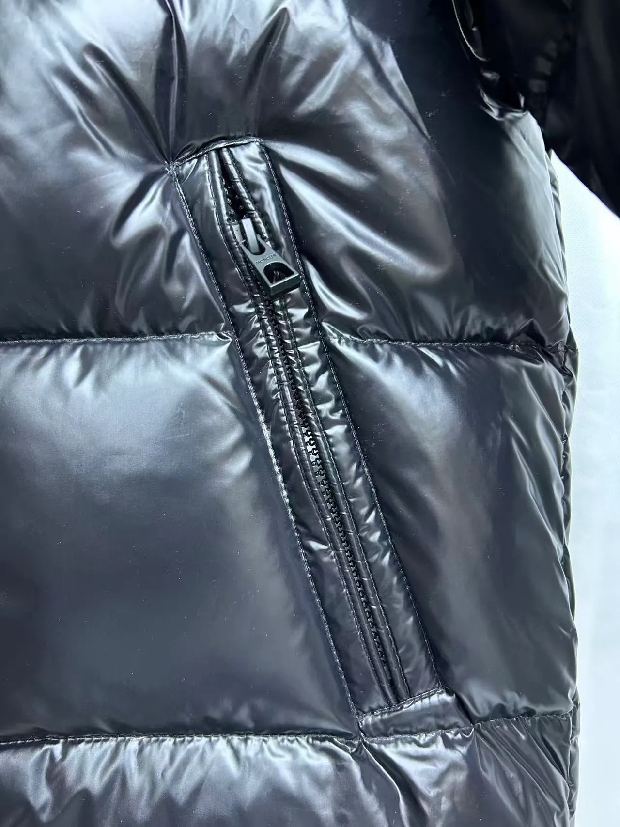 P800 High Version 💎Big Standard 1952 Unisex Style for Men and Women💎 Moncler New Product Triti Unisex Down Jacket. The Triti down jacket is made of functional shiny nylon fabric, which is comfortable and warm without being heavy. Chenille logo patch highlights the essence of the brand.  Style number: Dabiao 1952 Size: 12345 Color: black▪️white