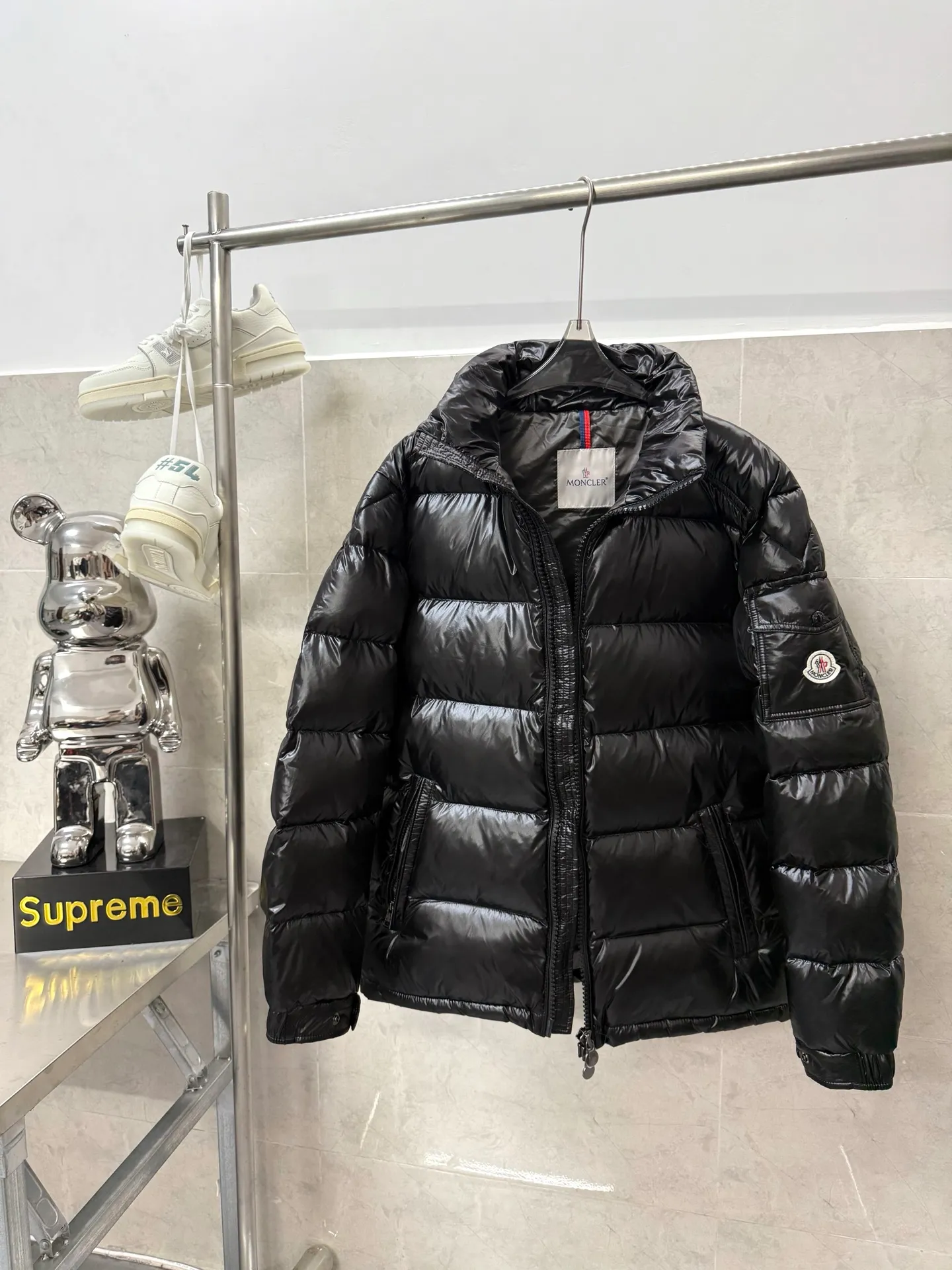 P740 Moncler Maya Zip Hooded Nylon Thermal Down Jacket This down jacket is inspired by the Italian Paninaro culture of the 1980s. Updated with a range of soft colors and molded details. Made from durable nylon paint to handle any unforeseen weather. This model features a super smart design with removable hood and performance to ensure comfort and freedom of movement. Colors: Black White Pink Size: 12345