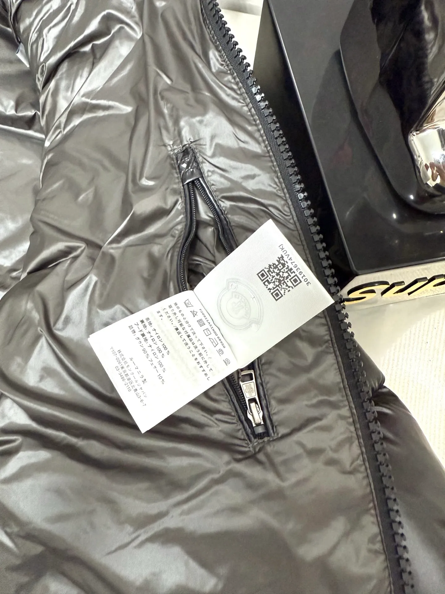 P740 Moncler Maya Zip Hooded Nylon Thermal Down Jacket This down jacket is inspired by the Italian Paninaro culture of the 1980s. Updated with a range of soft colors and molded details. Made from durable nylon paint to handle any unforeseen weather. This model features a super smart design with removable hood and performance to ensure comfort and freedom of movement. Colors: Black White Pink Size: 12345