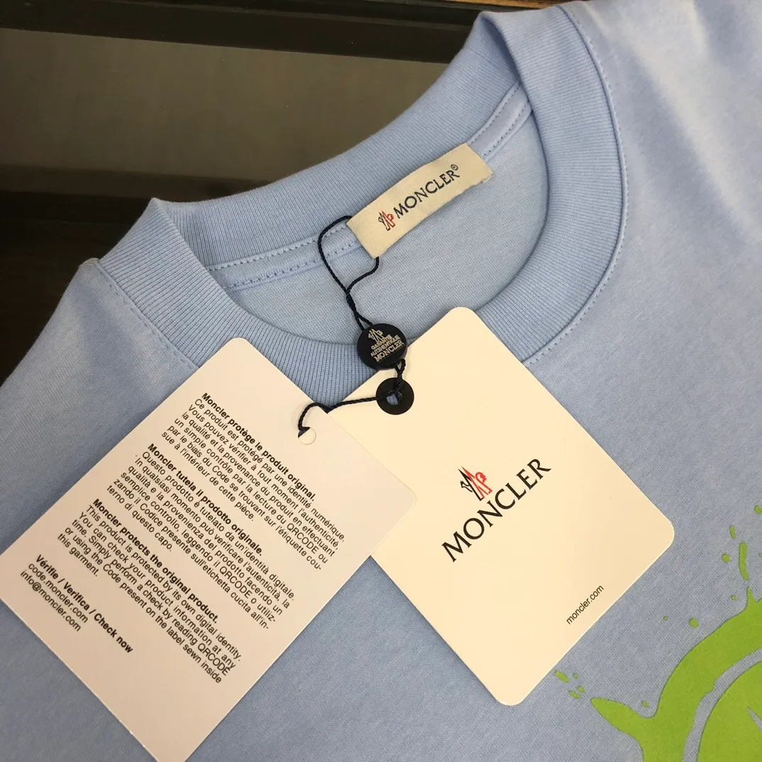 P150 MONCLER 25 The latest short-sleeved T-shirt for couples~Color-printed logo design~The upper body of the fabric is comfortable and breathable, not stiff, slim cut, and made of high-end custom-made pure cotton fabric! The upper body is comfortable and stylish, and it can be worn alone as an inner layer. It is a must-have for fashionistas! ! ! Color: Black White Orange Sky Blue Size: S M L XL (Loose fit! Please indicate your height and weight when placing an order)