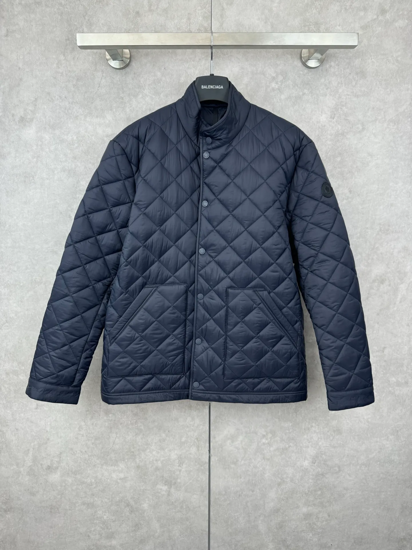 P690 moncler 25SS new Oise short diagonal cotton jacket SIZE 1/2/3/4 This jacket is made of Airsoft fabric, easily showing off its exquisite style. This protective fabric is lightweight, soft and resistant to rain damage. Four-button and zipper opening and closing design, the sleeves are decorated with Mengjia's classic silicone armbands, the style is novel and unique, the upper body is super comfortable and handsome, highly recommended! Color: blue beige
