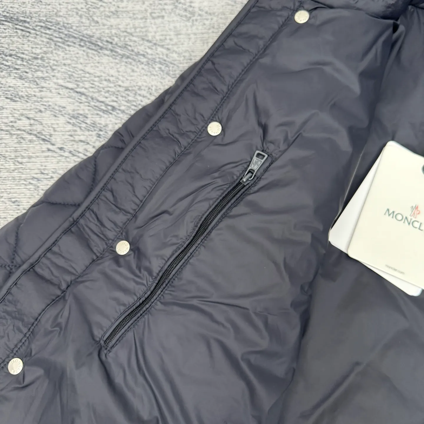 P690 moncler 25SS new Oise short diagonal cotton jacket SIZE 1/2/3/4 This jacket is made of Airsoft fabric, easily showing off its exquisite style. This protective fabric is lightweight, soft and resistant to rain damage. Four-button and zipper opening and closing design, the sleeves are decorated with Mengjia's classic silicone armbands, the style is novel and unique, the upper body is super comfortable and handsome, highly recommended! Color: blue beige