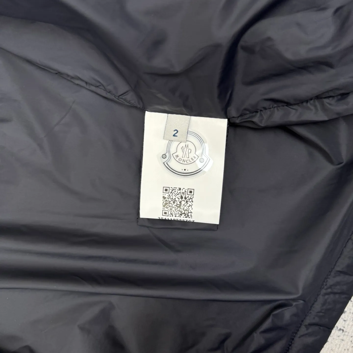 P690 moncler 25SS new Oise short diagonal cotton jacket SIZE 1/2/3/4 This jacket is made of Airsoft fabric, easily showing off its exquisite style. This protective fabric is lightweight, soft and resistant to rain damage. Four-button and zipper opening and closing design, the sleeves are decorated with Mengjia's classic silicone armbands, the style is novel and unique, the upper body is super comfortable and handsome, highly recommended! Color: blue beige