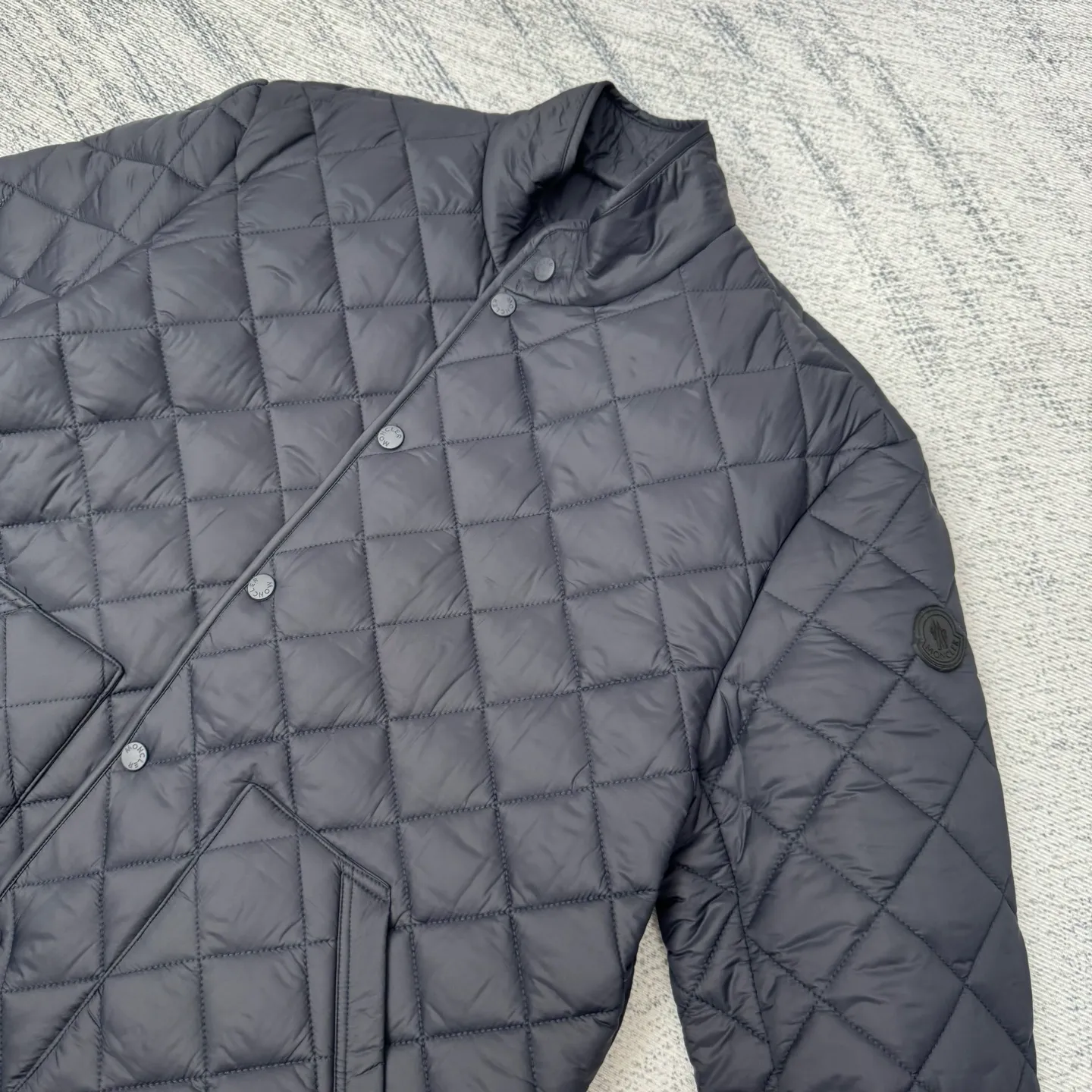 P690 moncler 25SS new Oise short diagonal cotton jacket SIZE 1/2/3/4 This jacket is made of Airsoft fabric, easily showing off its exquisite style. This protective fabric is lightweight, soft and resistant to rain damage. Four-button and zipper opening and closing design, the sleeves are decorated with Mengjia's classic silicone armbands, the style is novel and unique, the upper body is super comfortable and handsome, highly recommended! Color: blue beige
