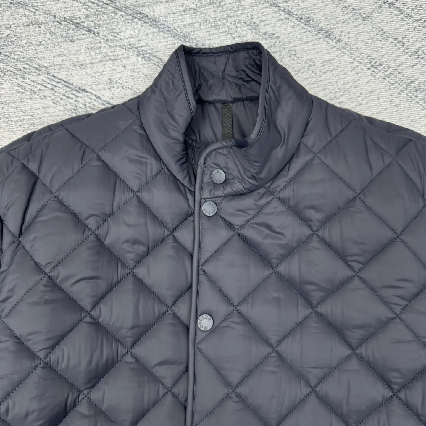 P690 moncler 25SS new Oise short diagonal cotton jacket SIZE 1/2/3/4 This jacket is made of Airsoft fabric, easily showing off its exquisite style. This protective fabric is lightweight, soft and resistant to rain damage. Four-button and zipper opening and closing design, the sleeves are decorated with Mengjia's classic silicone armbands, the style is novel and unique, the upper body is super comfortable and handsome, highly recommended! Color: blue beige