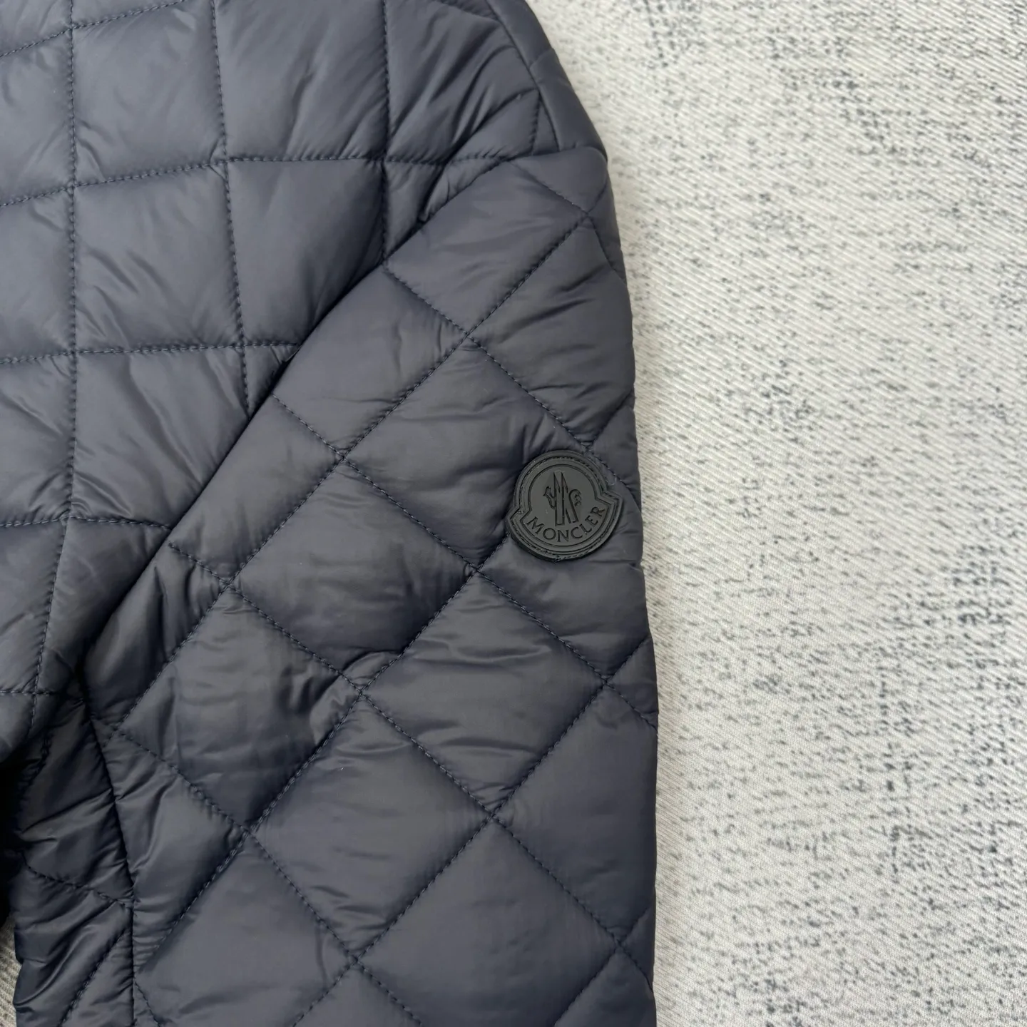 P690 moncler 25SS new Oise short diagonal cotton jacket SIZE 1/2/3/4 This jacket is made of Airsoft fabric, easily showing off its exquisite style. This protective fabric is lightweight, soft and resistant to rain damage. Four-button and zipper opening and closing design, the sleeves are decorated with Mengjia's classic silicone armbands, the style is novel and unique, the upper body is super comfortable and handsome, highly recommended! Color: blue beige