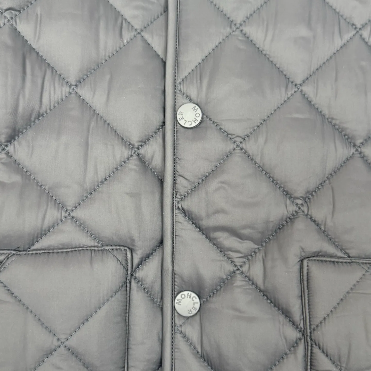 P690 moncler 25SS new Oise short diagonal cotton jacket SIZE 1/2/3/4 This jacket is made of Airsoft fabric, easily showing off its exquisite style. This protective fabric is lightweight, soft and resistant to rain damage. Four-button and zipper opening and closing design, the sleeves are decorated with Mengjia's classic silicone armbands, the style is novel and unique, the upper body is super comfortable and handsome, highly recommended! Color: blue beige