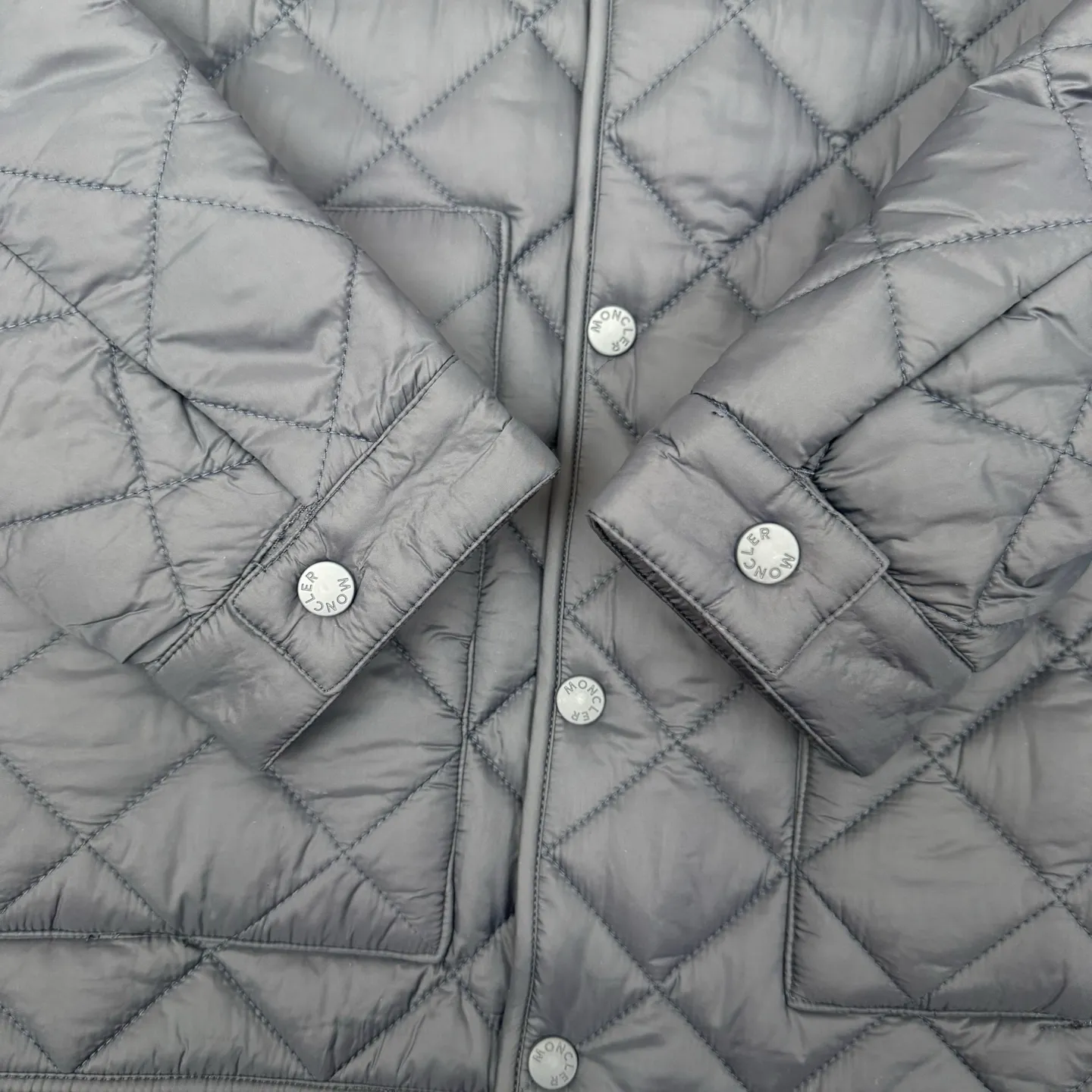 P690 moncler 25SS new Oise short diagonal cotton jacket SIZE 1/2/3/4 This jacket is made of Airsoft fabric, easily showing off its exquisite style. This protective fabric is lightweight, soft and resistant to rain damage. Four-button and zipper opening and closing design, the sleeves are decorated with Mengjia's classic silicone armbands, the style is novel and unique, the upper body is super comfortable and handsome, highly recommended! Color: blue beige