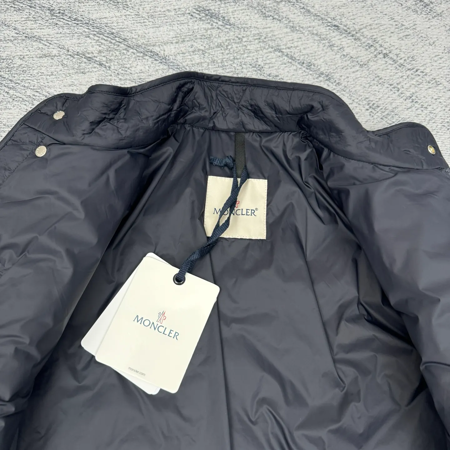 P690 moncler 25SS new Oise short diagonal cotton jacket SIZE 1/2/3/4 This jacket is made of Airsoft fabric, easily showing off its exquisite style. This protective fabric is lightweight, soft and resistant to rain damage. Four-button and zipper opening and closing design, the sleeves are decorated with Mengjia's classic silicone armbands, the style is novel and unique, the upper body is super comfortable and handsome, highly recommended! Color: blue beige