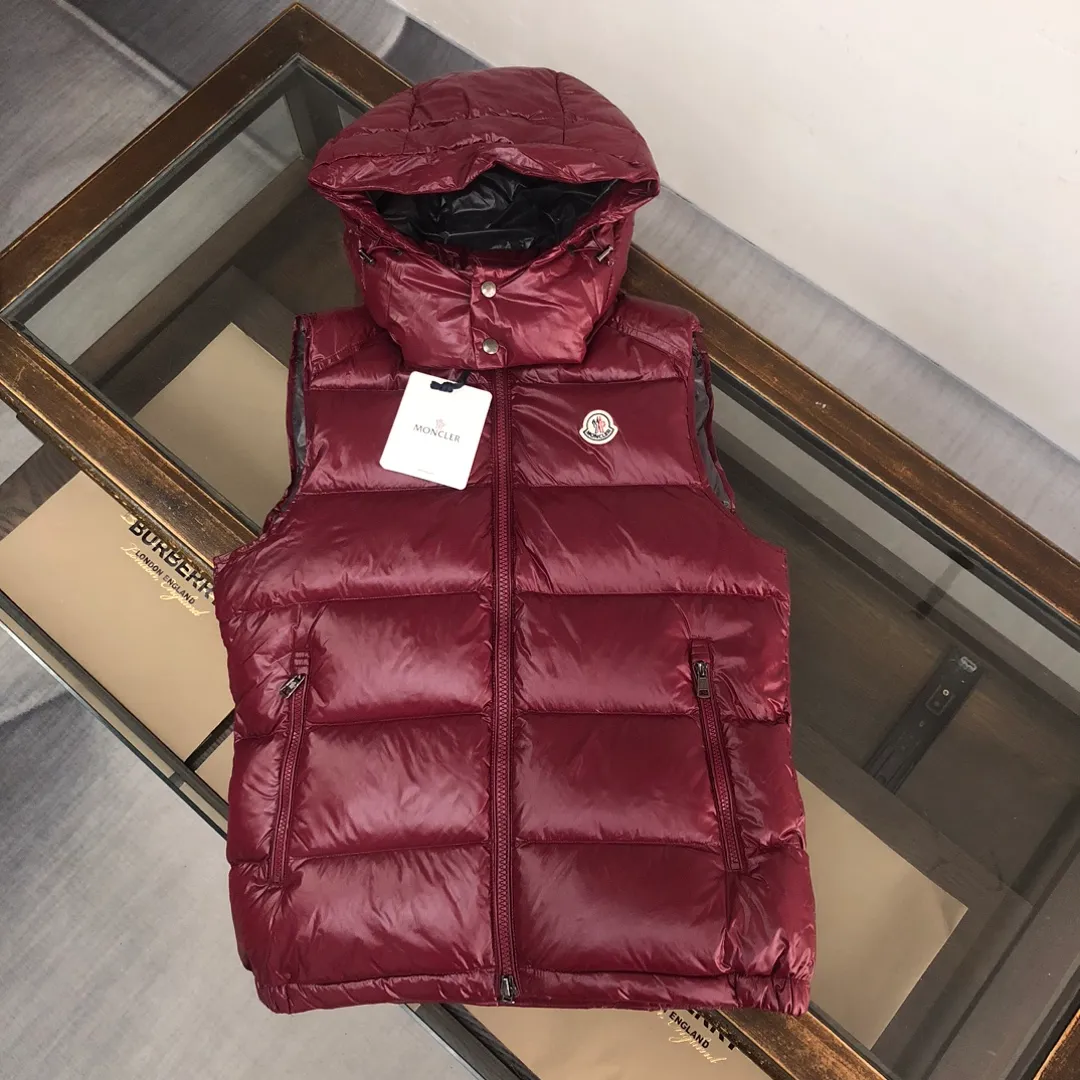 P680 MONCLER Latest Color Couple Style High Version Hooded Down Vest] Super popular item, made in a personalized street punk style, couple style high specification down vest jacket🔥 The hottest style at the moment🔥 Made of M's signature matte technical waterproof fabric, the fabric feels smooth and very textured, and is equipped with classic rectangular quilting to ensure the even distribution of down inside, bringing the ultimate warm and comfortable wearing experience, and it is also very fashionable and stylish! It is filled with imported European standard 90% velvet, which can effectively lock in and collect heat. You can feel its plump state by looking at the actual pictures. It is quite light on the upper body and does not feel bloated at all! The quality is definitely at the same level as the same counter. Friends who have ultra-high standards and pursuit of quality are recommended to buy it now👇 Color: Orange, Maroon, Green, Black Size: 1 2 3 4 5