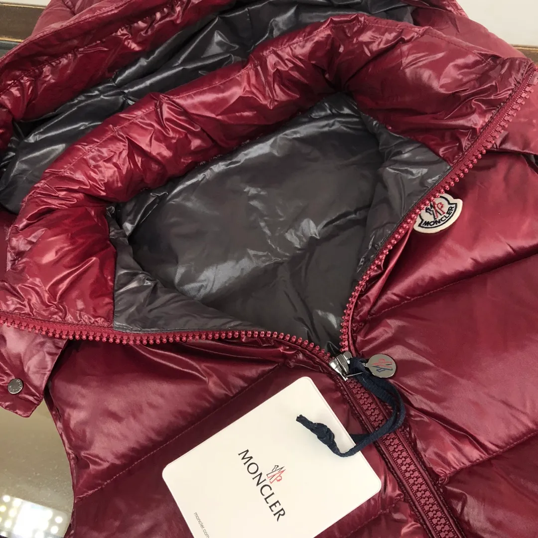 P680 MONCLER Latest Color Couple Style High Version Hooded Down Vest] Super popular item, made in a personalized street punk style, couple style high specification down vest jacket🔥 The hottest style at the moment🔥 Made of M's signature matte technical waterproof fabric, the fabric feels smooth and very textured, and is equipped with classic rectangular quilting to ensure the even distribution of down inside, bringing the ultimate warm and comfortable wearing experience, and it is also very fashionable and stylish! It is filled with imported European standard 90% velvet, which can effectively lock in and collect heat. You can feel its plump state by looking at the actual pictures. It is quite light on the upper body and does not feel bloated at all! The quality is definitely at the same level as the same counter. Friends who have ultra-high standards and pursuit of quality are recommended to buy it now👇 Color: Orange, Maroon, Green, Black Size: 1 2 3 4 5