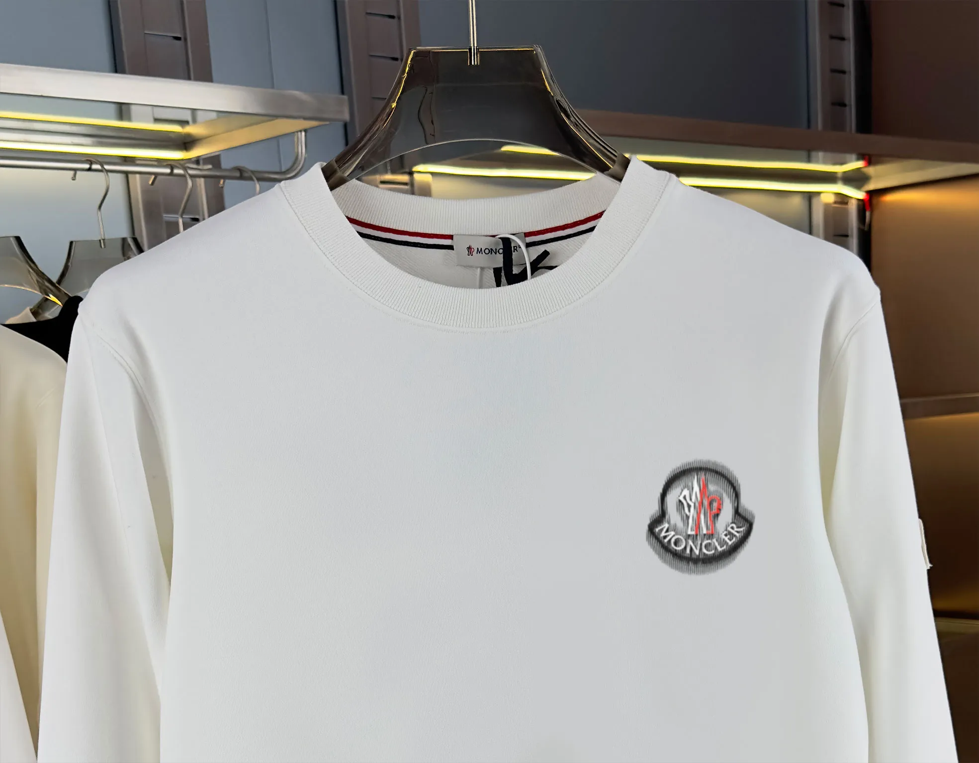 P210 high version sweatshirt) 📦With exclusive picture packaging📦 [Long-term ready stock] Upgraded version "Mobile phone smart sensor ~ NFC chip armband ~ Direct access to the official website anti-counterfeiting" 〖 𝐌𝐎𝐍𝐂𝐋𝐄𝐑 ~ Mouth covering〗 2025 new high quality, using 450g heavyweight fabric Different from the market currency, you can mix and match everything at will and you will be handsome😎The whole clothes is made of double waistcoats. The double waistcoats make the whole dress more three-dimensional. It is not an ordinary factory that can do such fine work. 2025 autumn and winter new style, on sale at the counter, exquisite printed round neck terry sweatshirt. High-end double-ply cotton. Customized stretch ribs are dyed in the same vat. Three standards are complete. It is matched with digital printing patterns and is very breathable. Same style for men and women. Color: black, white, apricot. Size: S M L XL 2XL
