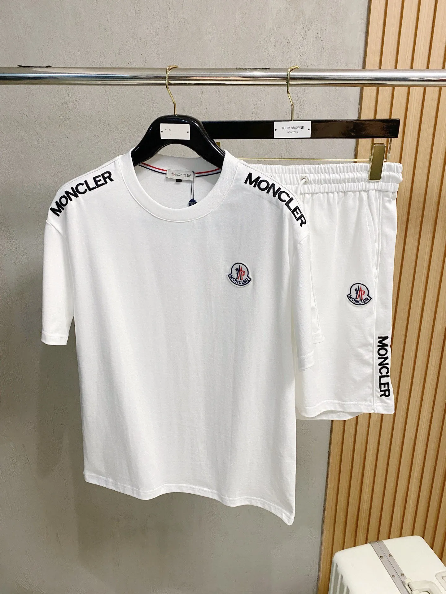 P570 Brand [MONCLER Mouth Covered] 2025 round neck short-sleeved shorts suit. The pure cotton fabric upper body will not be stuffy, the smooth and comfortable skin-friendly effect is more breathable, the fabric has its own texture, classic logo technology, a new interpretation from a unique angle, fashionable and versatile choice! Size: M-3XL (maximum wear: 190 pounds)