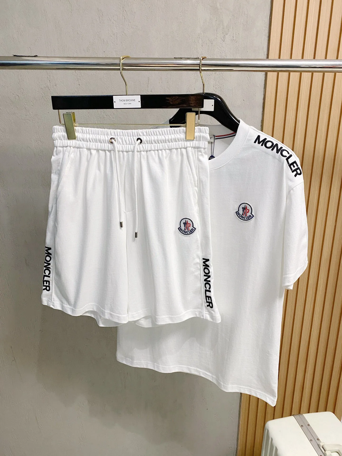 P570 Brand [MONCLER Mouth Covered] 2025 round neck short-sleeved shorts suit. The pure cotton fabric upper body will not be stuffy, the smooth and comfortable skin-friendly effect is more breathable, the fabric has its own texture, classic logo technology, a new interpretation from a unique angle, fashionable and versatile choice! Size: M-3XL (maximum wear: 190 pounds)