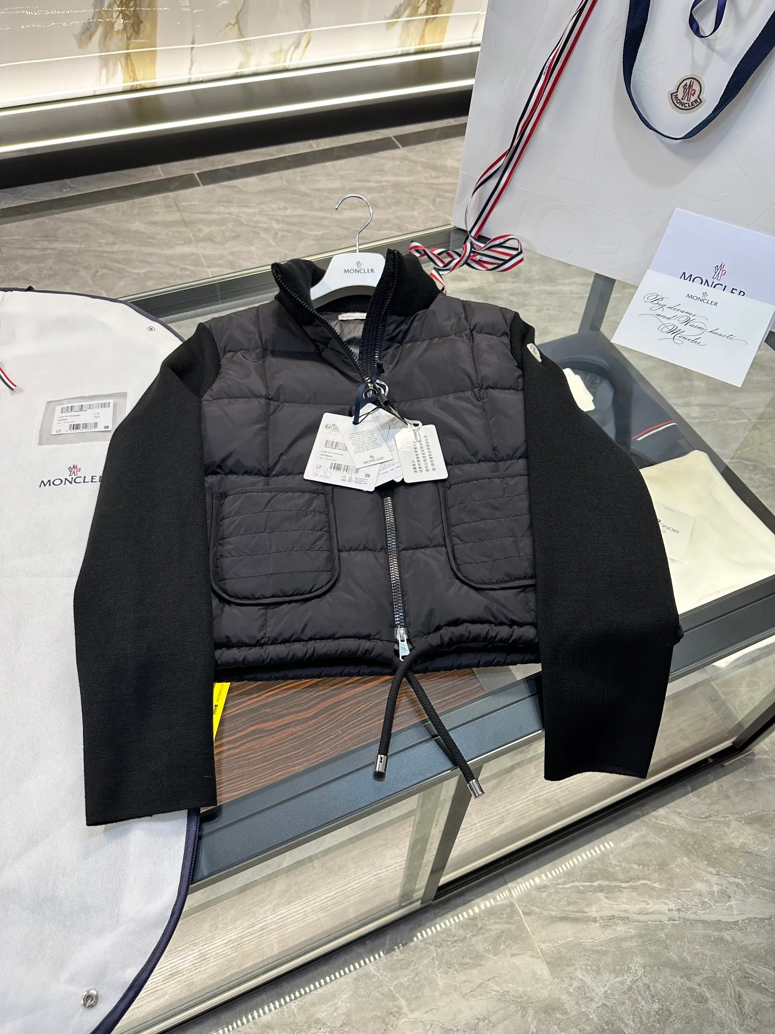 P600 Moncler women's padded wool zipper cardigan. More details shot. L258031