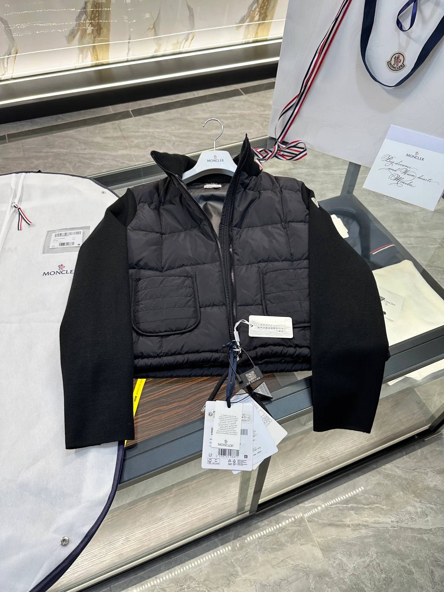P600 Moncler women's padded wool zipper cardigan. More details shot. L258031