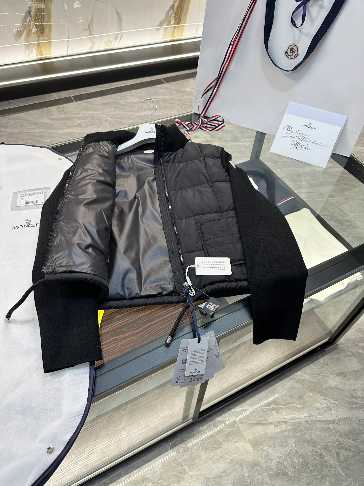 P600 Moncler women's padded wool zipper cardigan. More details shot. L258031